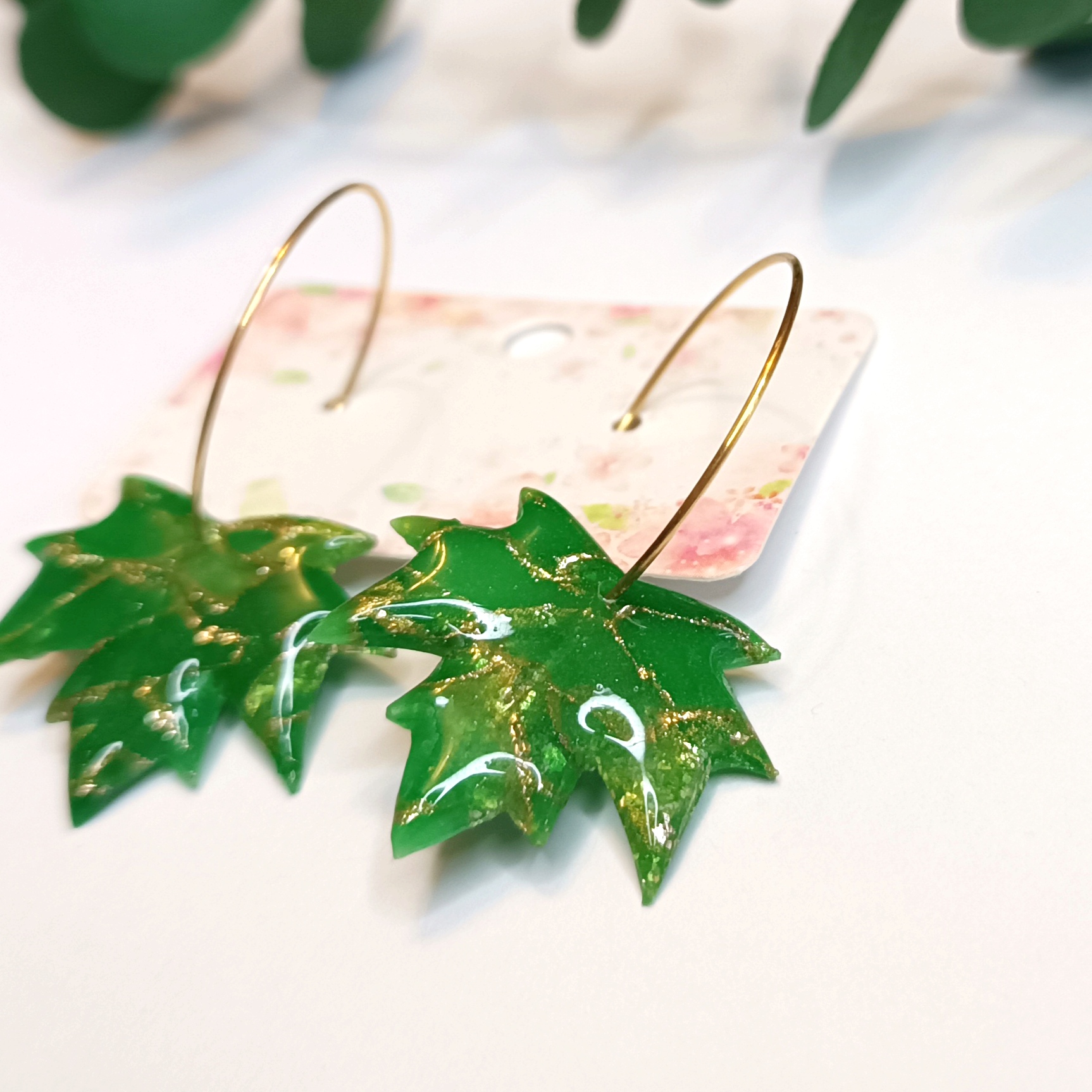 Marmurkowe liście klonu na kołach