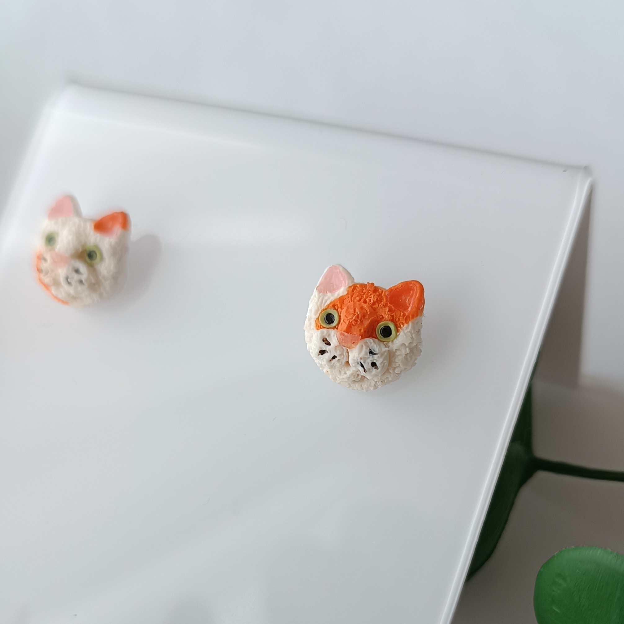 Kolczyki rudo-białe kotki