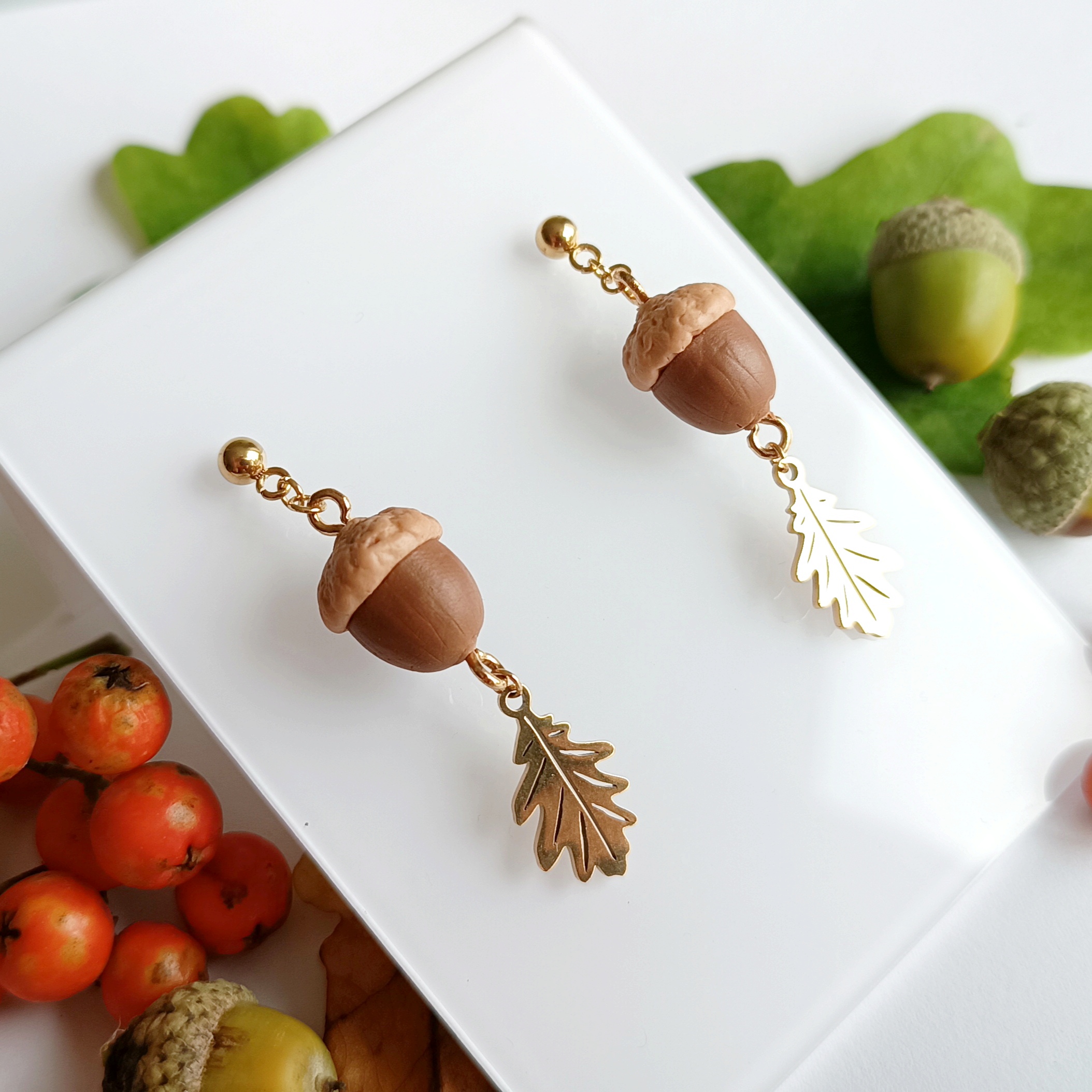 Kolczyki żołędzie ze złotym listkiem