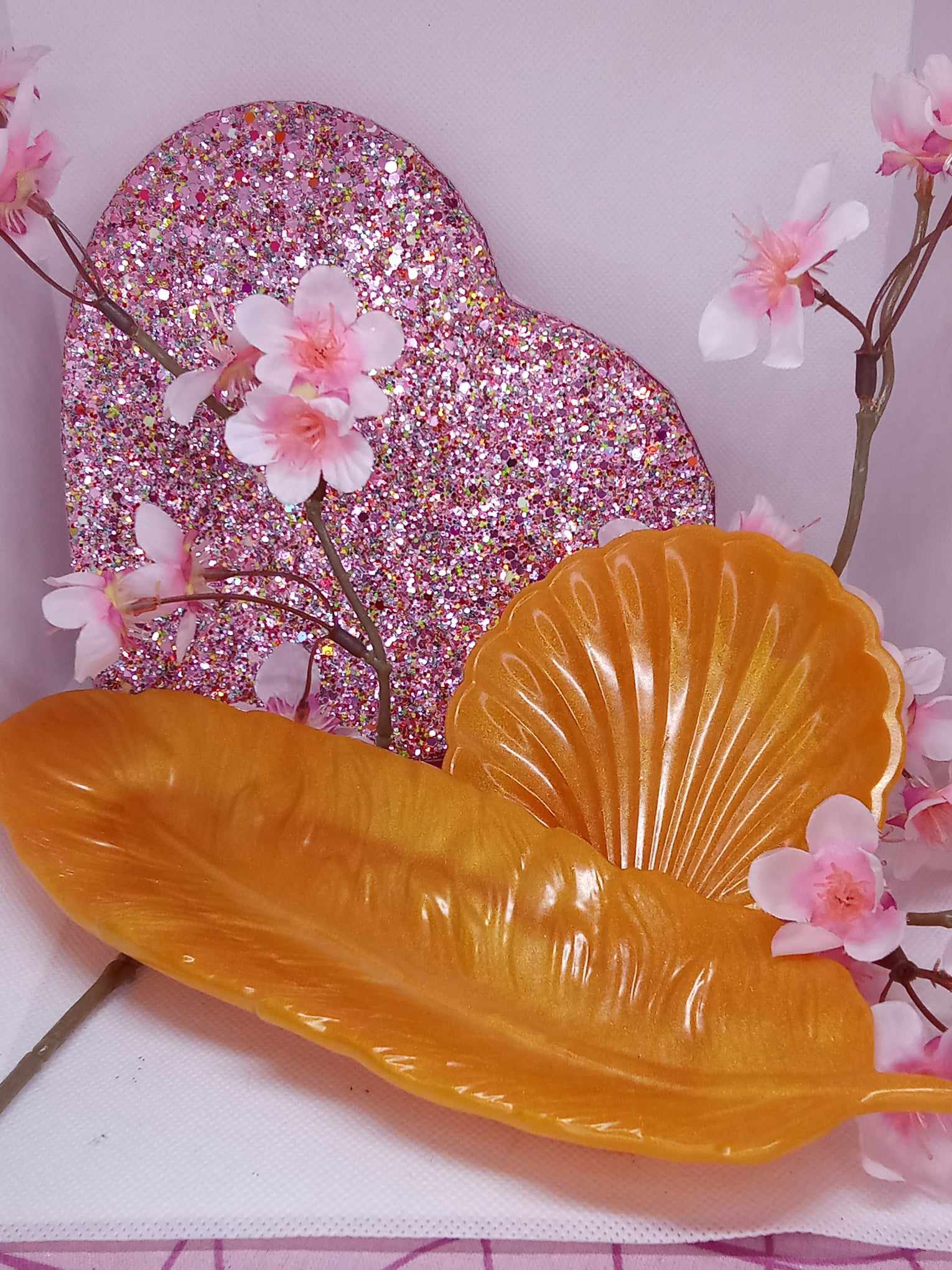 Vide poche plume et coquillage ocre