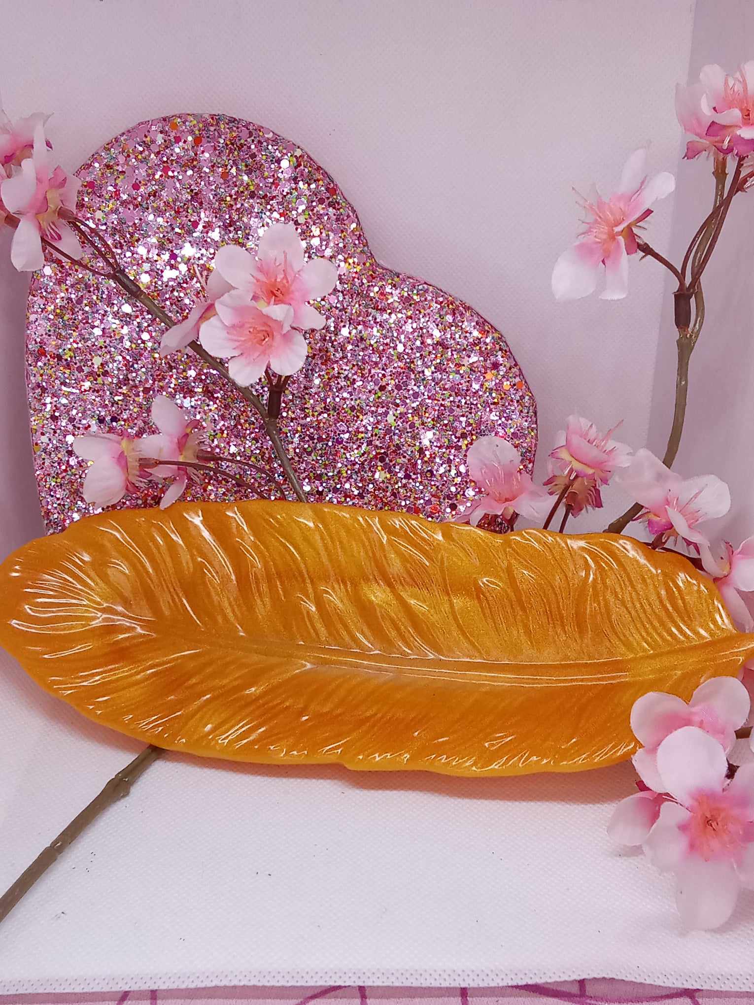 Vide poche plume et coquillage ocre