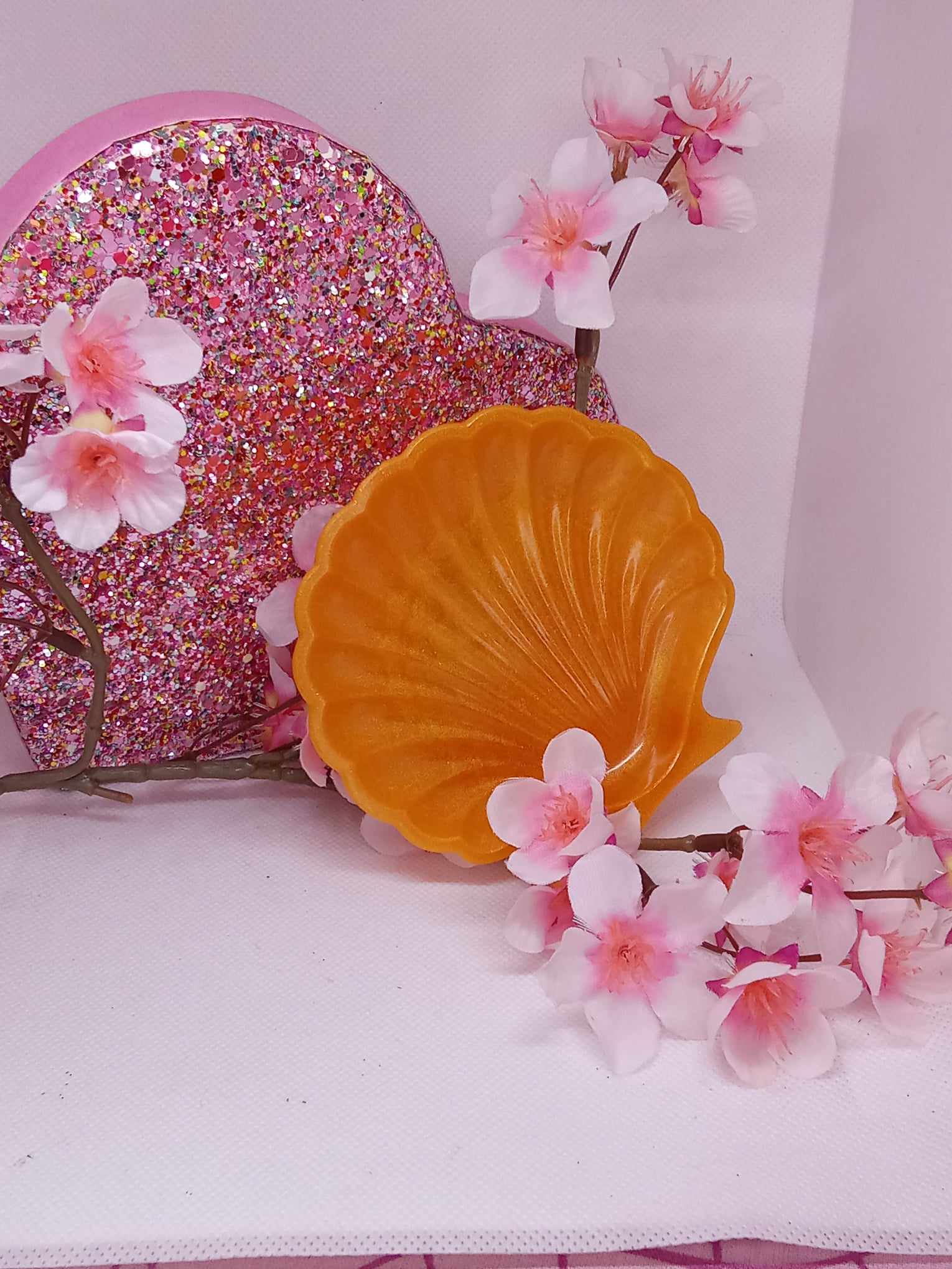 Vide poche plume et coquillage ocre