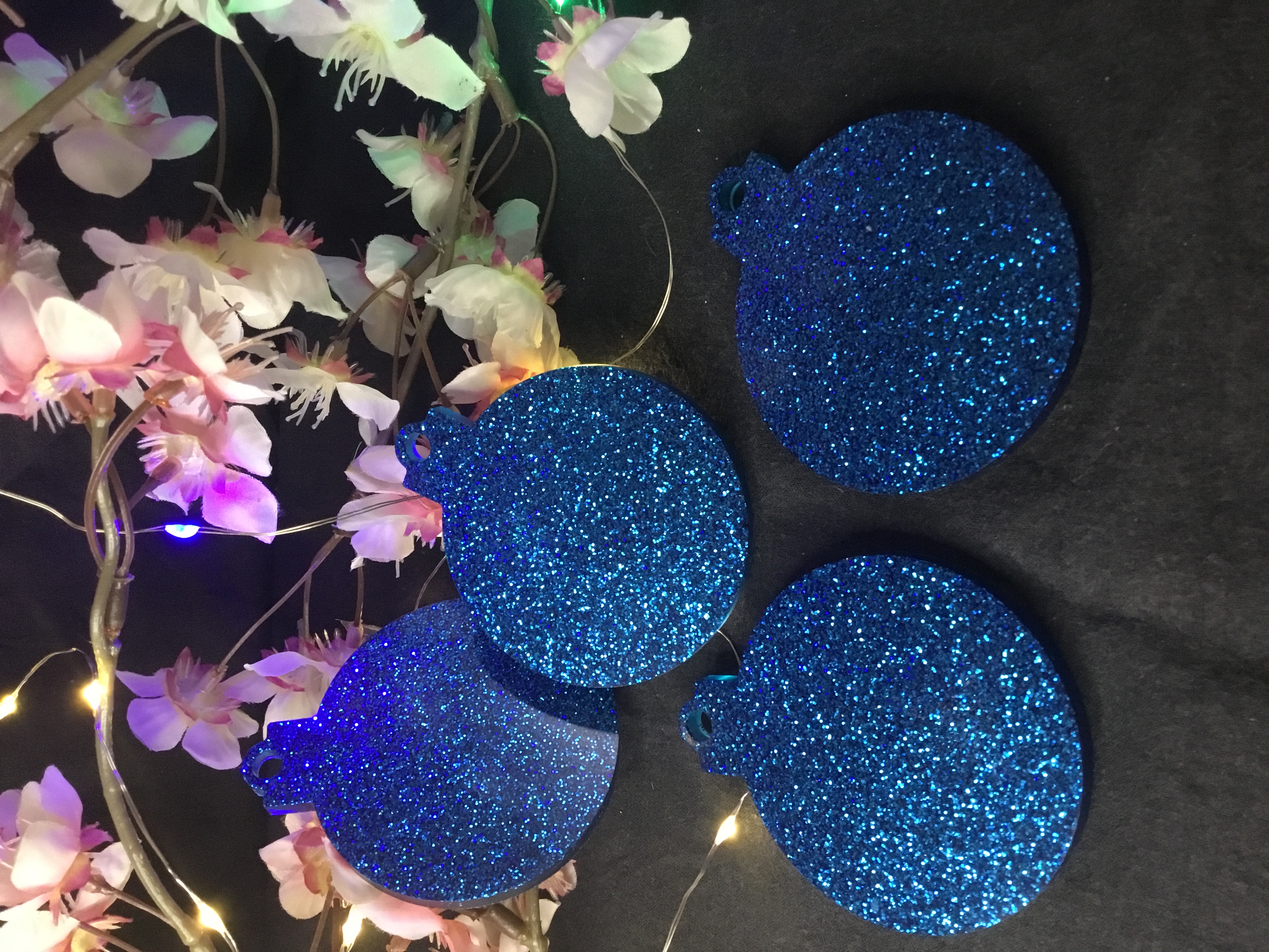 Lot de 4 boules décor sapin bleu pailleté 