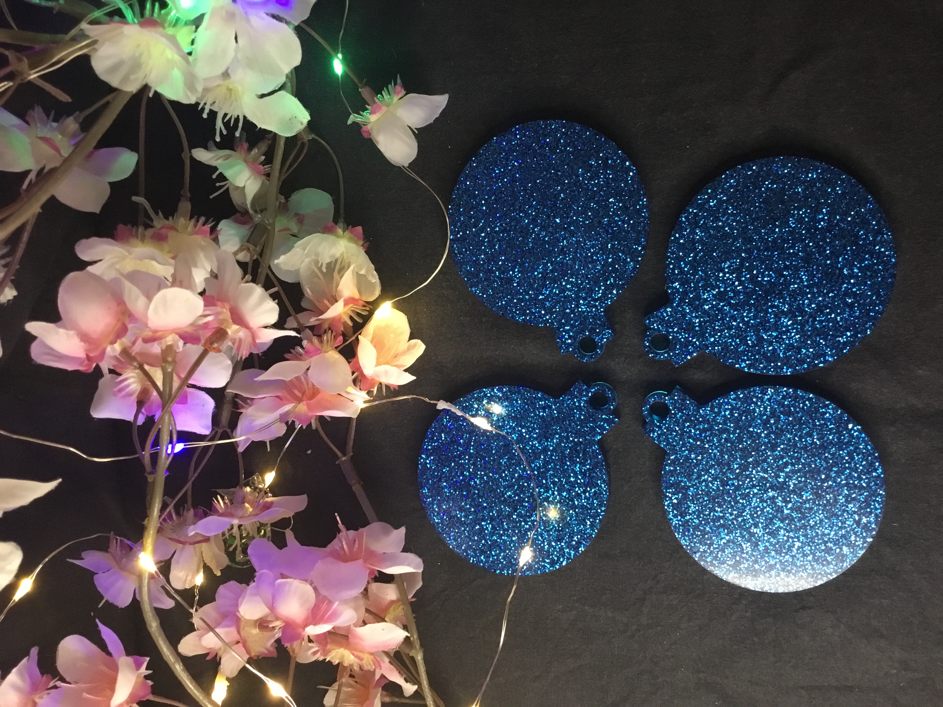 Lot de 4 boules décor sapin bleu pailleté 