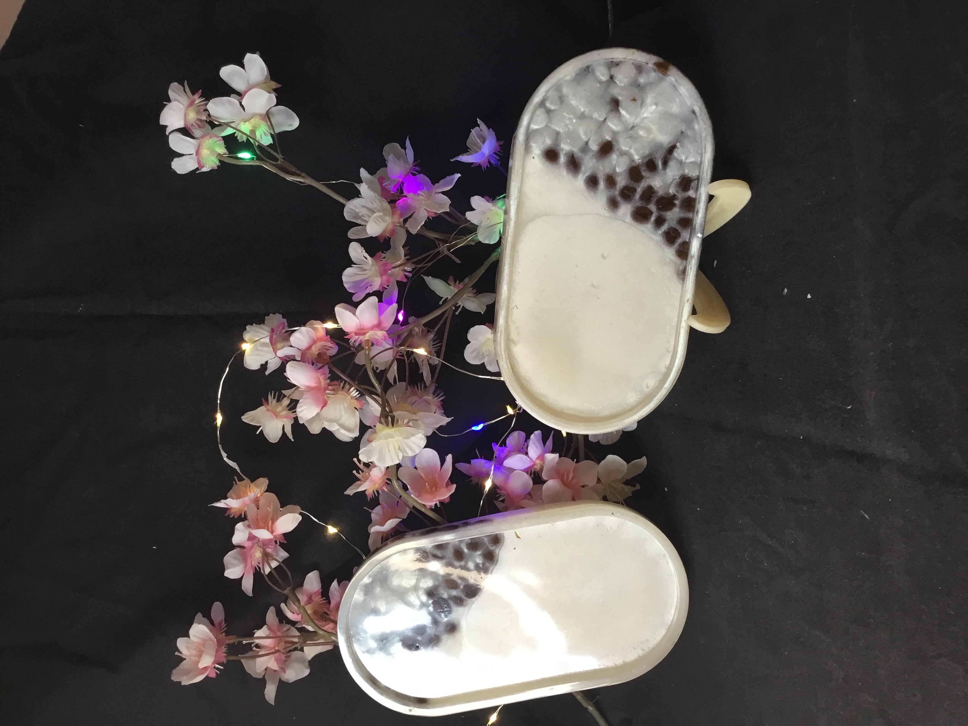 Vide poche ovale blanc et grains de café