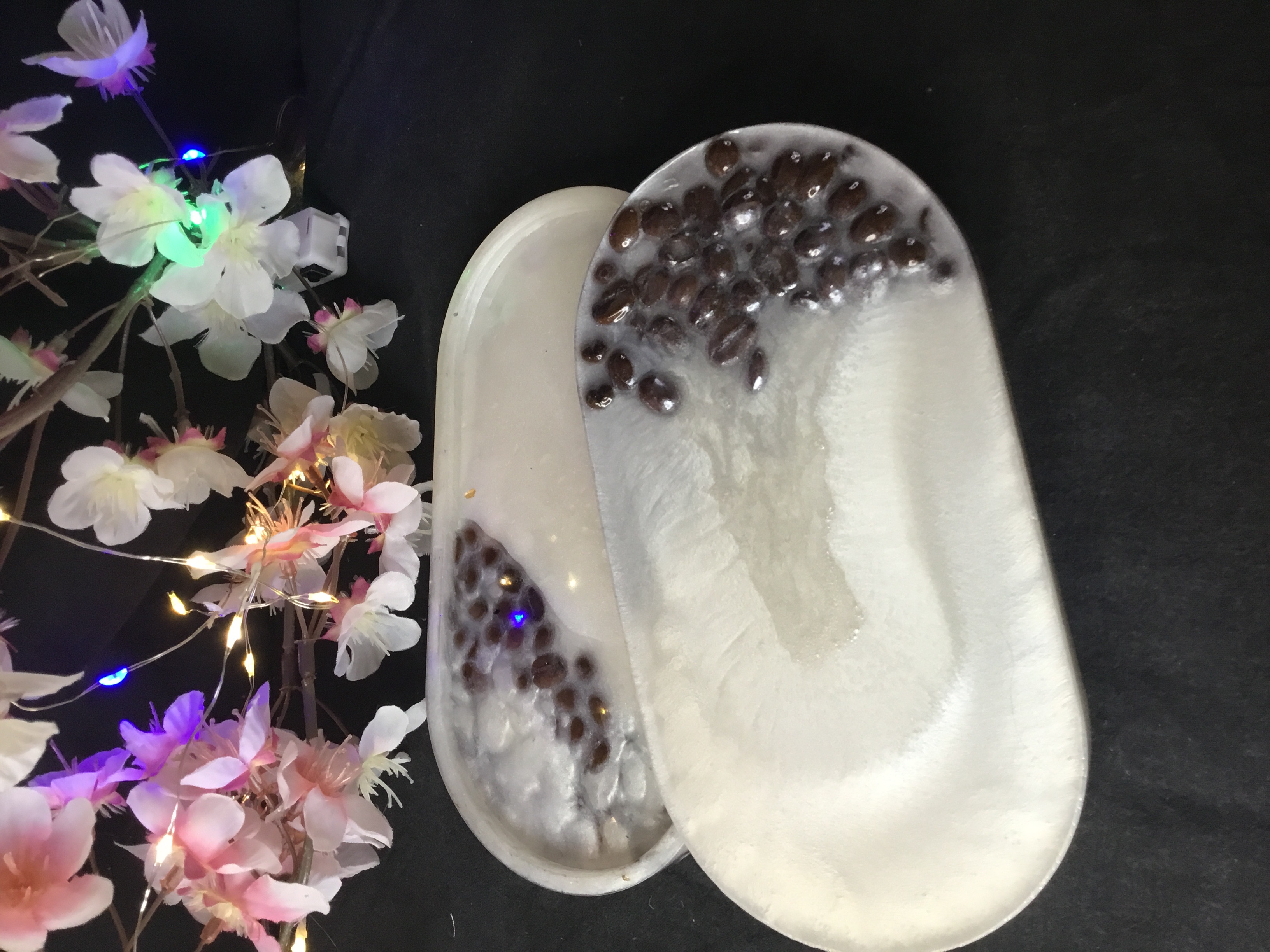 Vide poche ovale blanc et grains de café