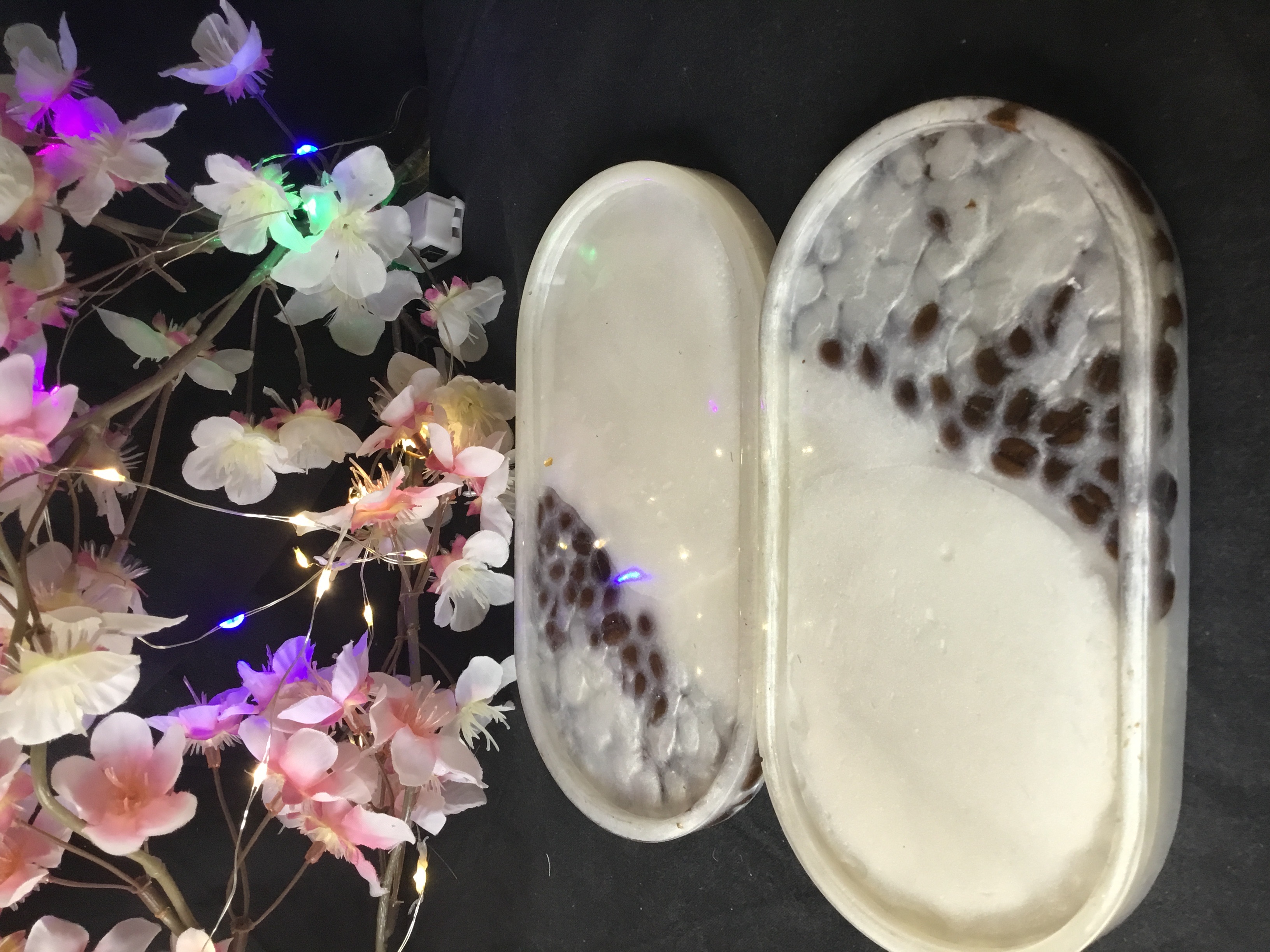 Vide poche ovale blanc et grains de café