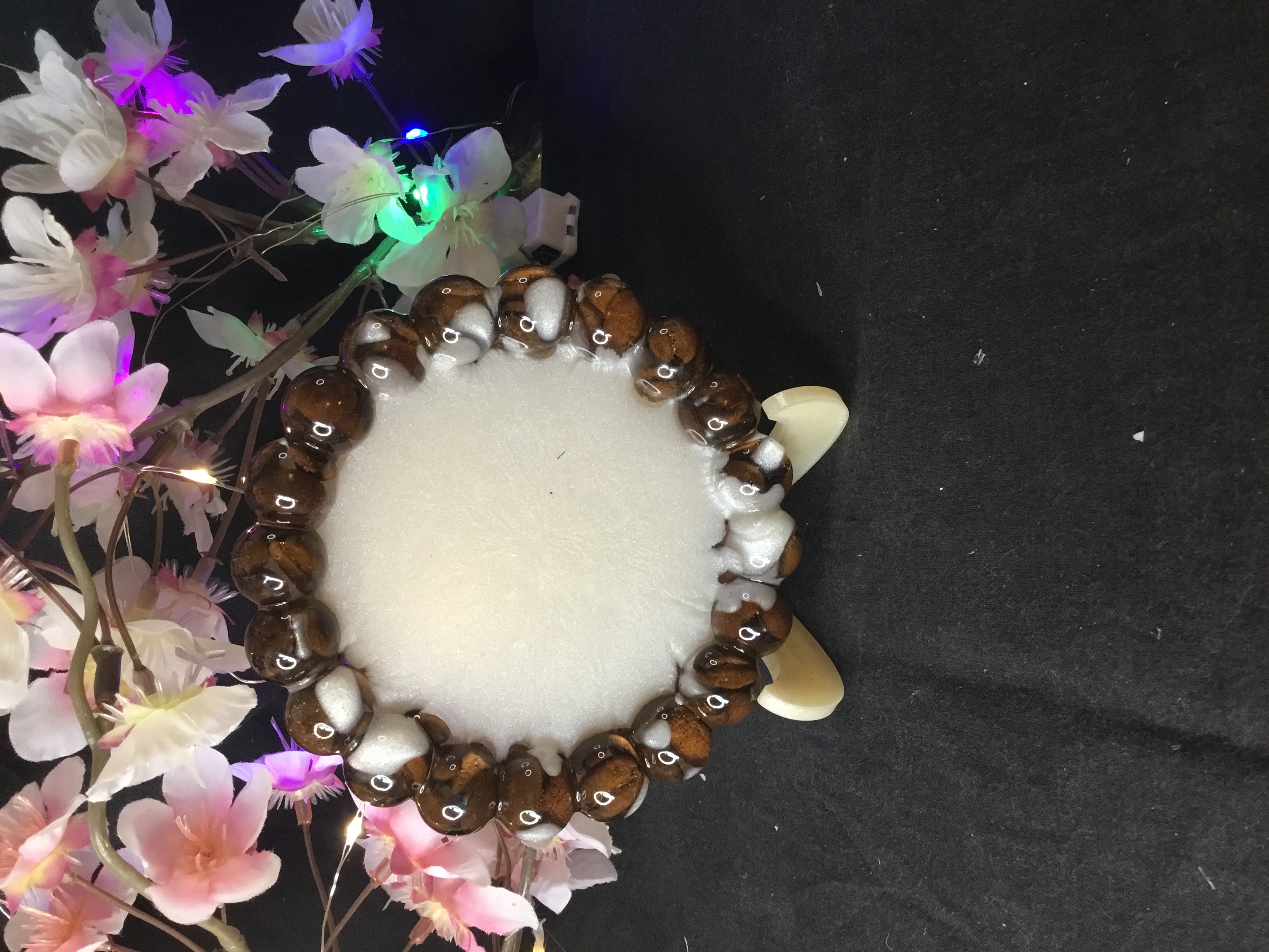 Vide poche rond boule blanc et grains de café