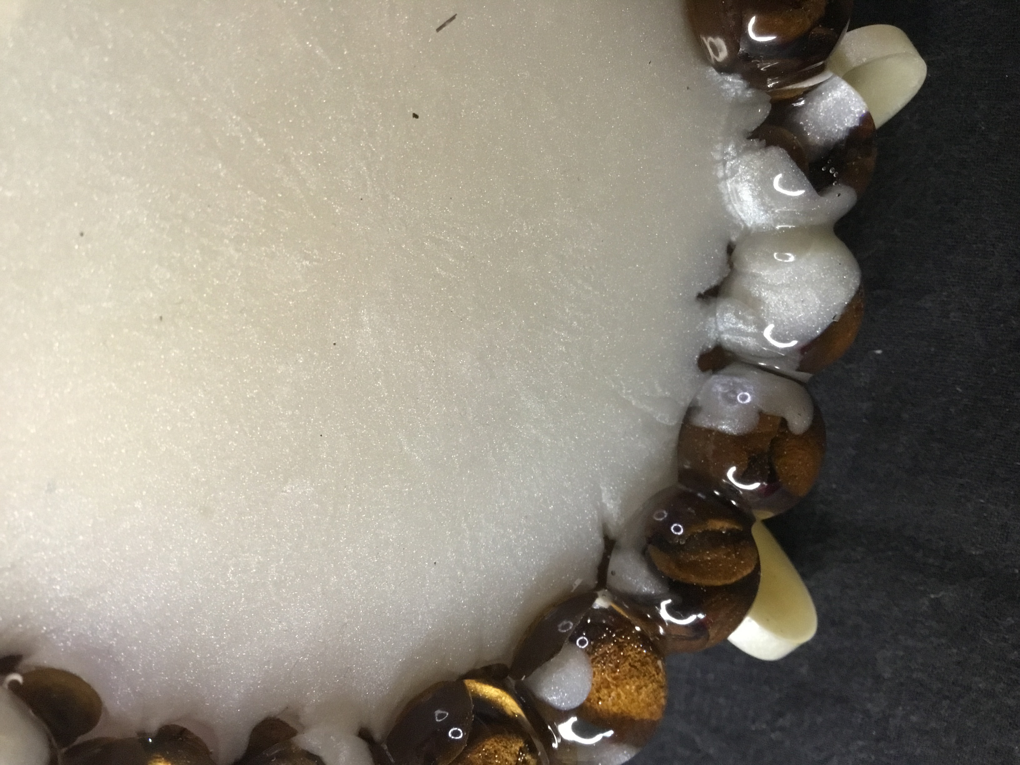 Vide poche rond boule blanc et grains de café 