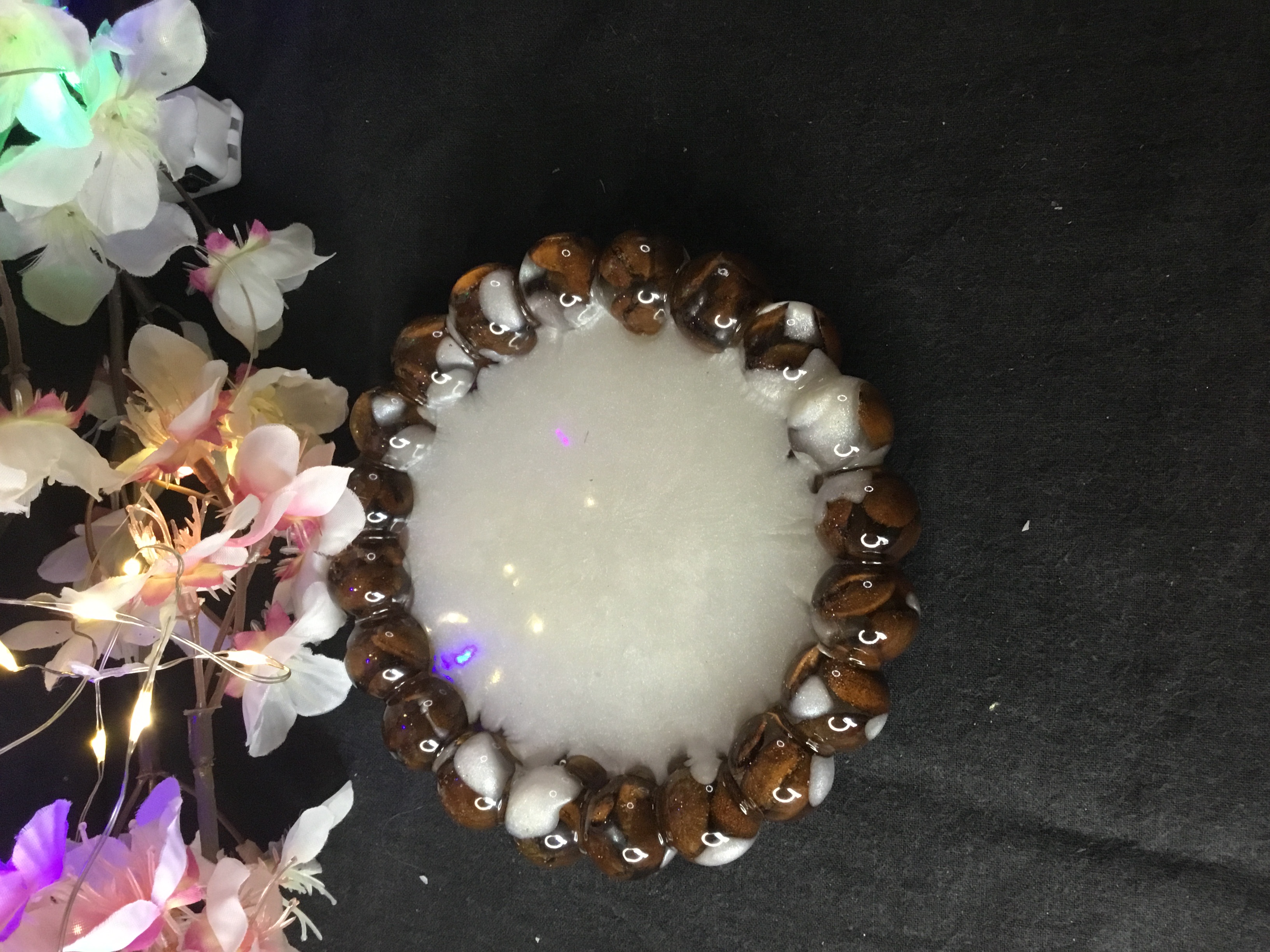 Vide poche rond boule blanc et grains de café 