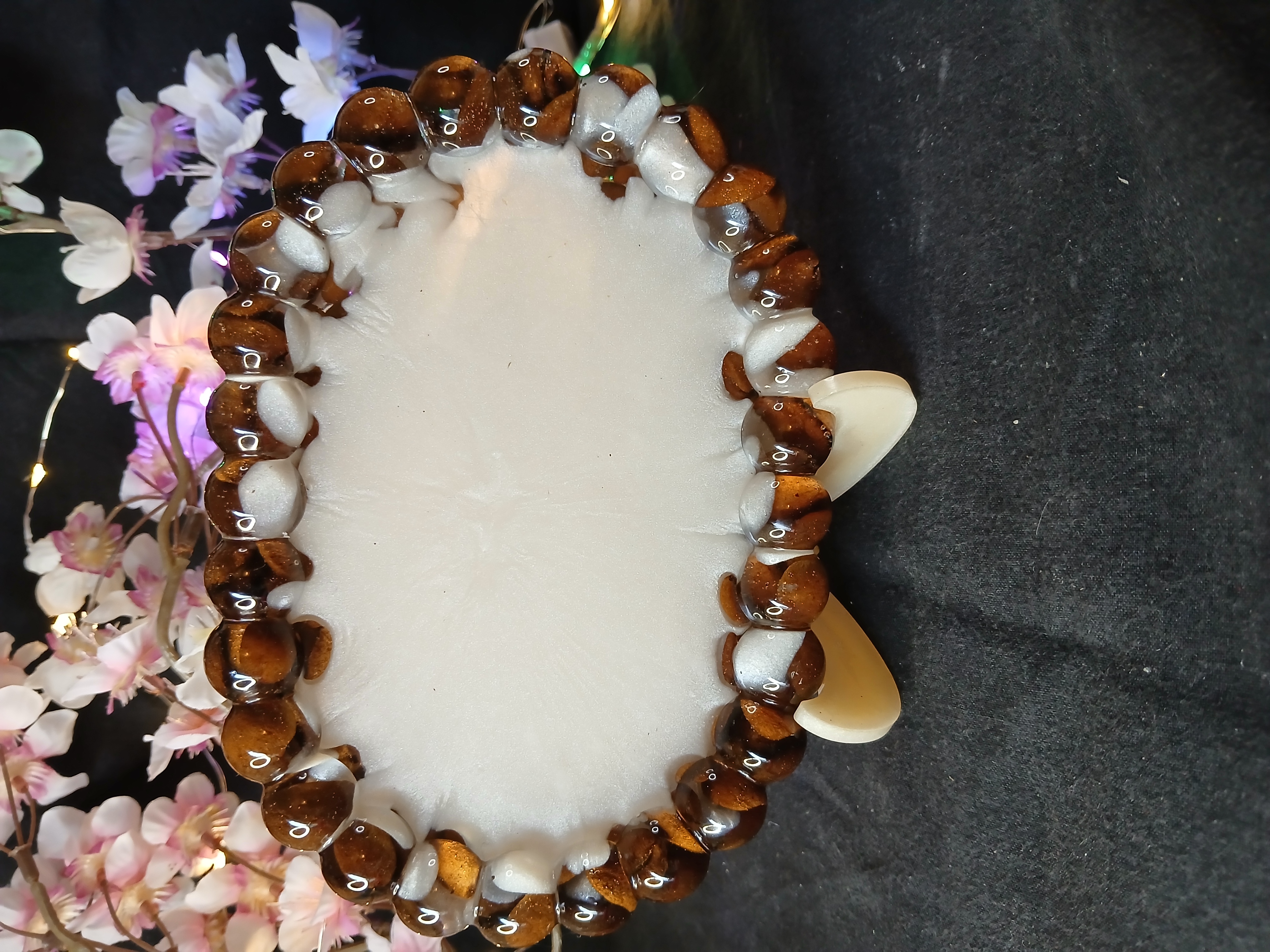 Vide poche ovale blanc et grains de café 