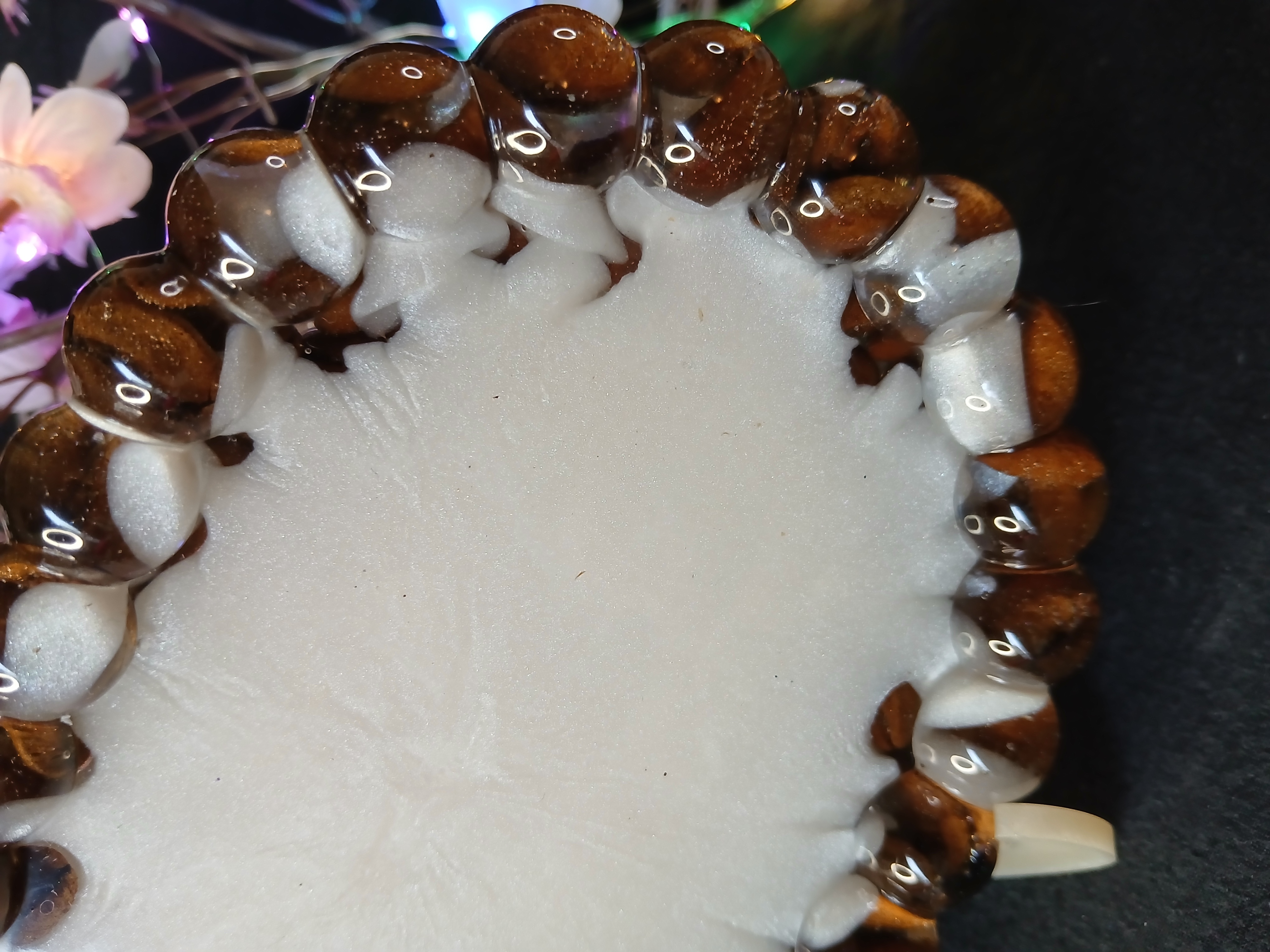 Vide poche ovale blanc et grains de café 