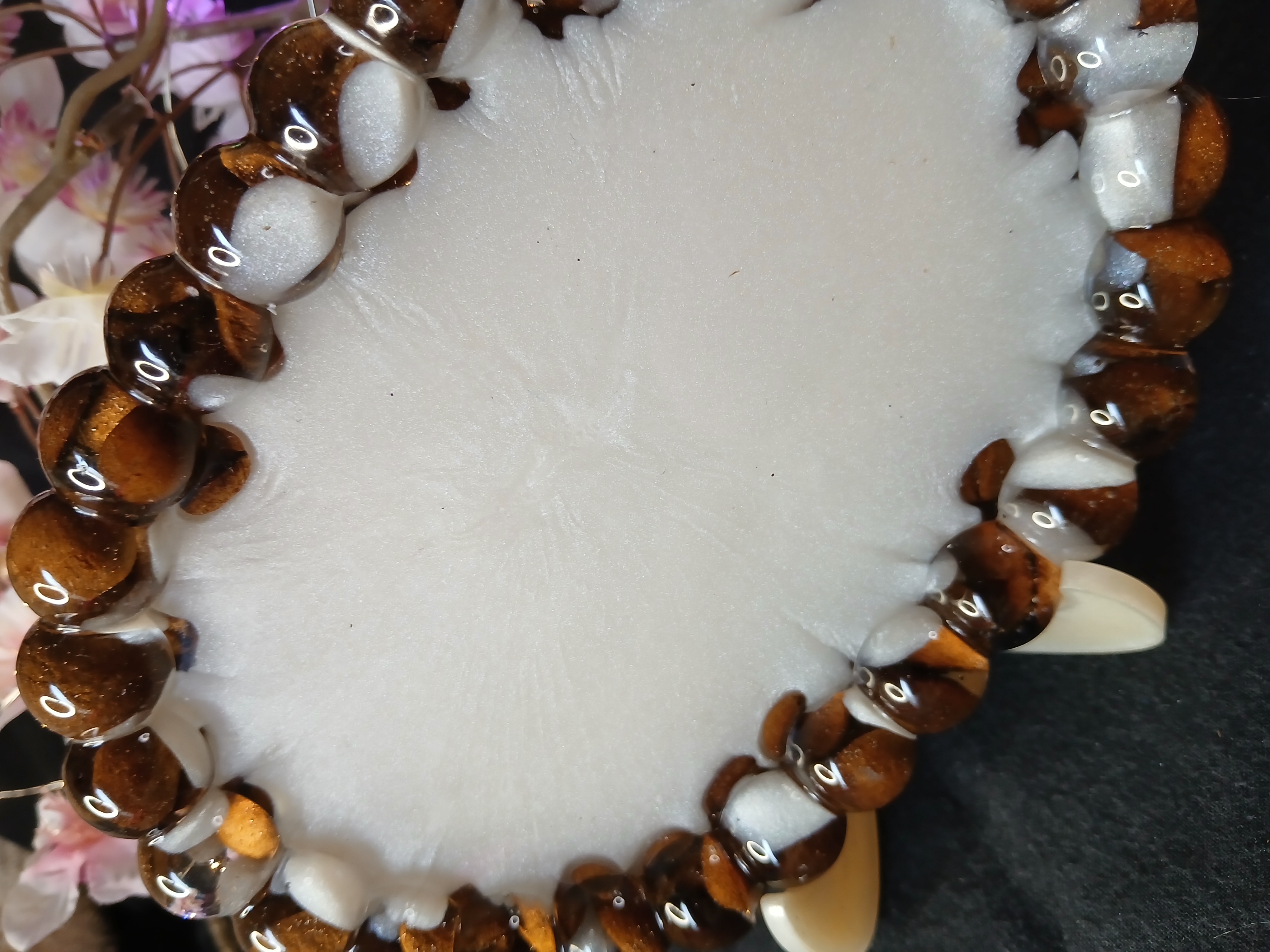 Vide poche ovale blanc et grains de café 