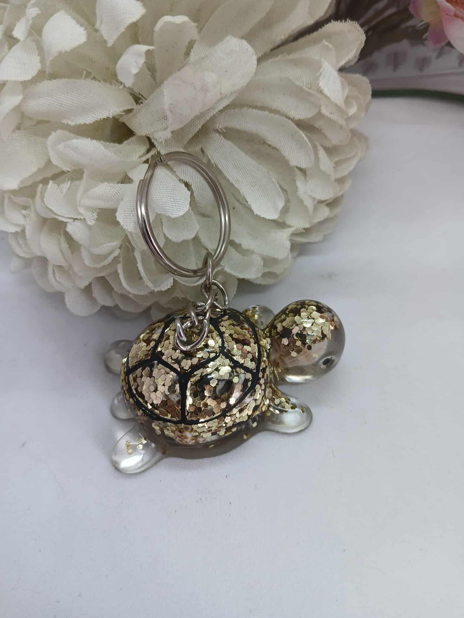 Porte-clés tortue pailletée doré et coquillage