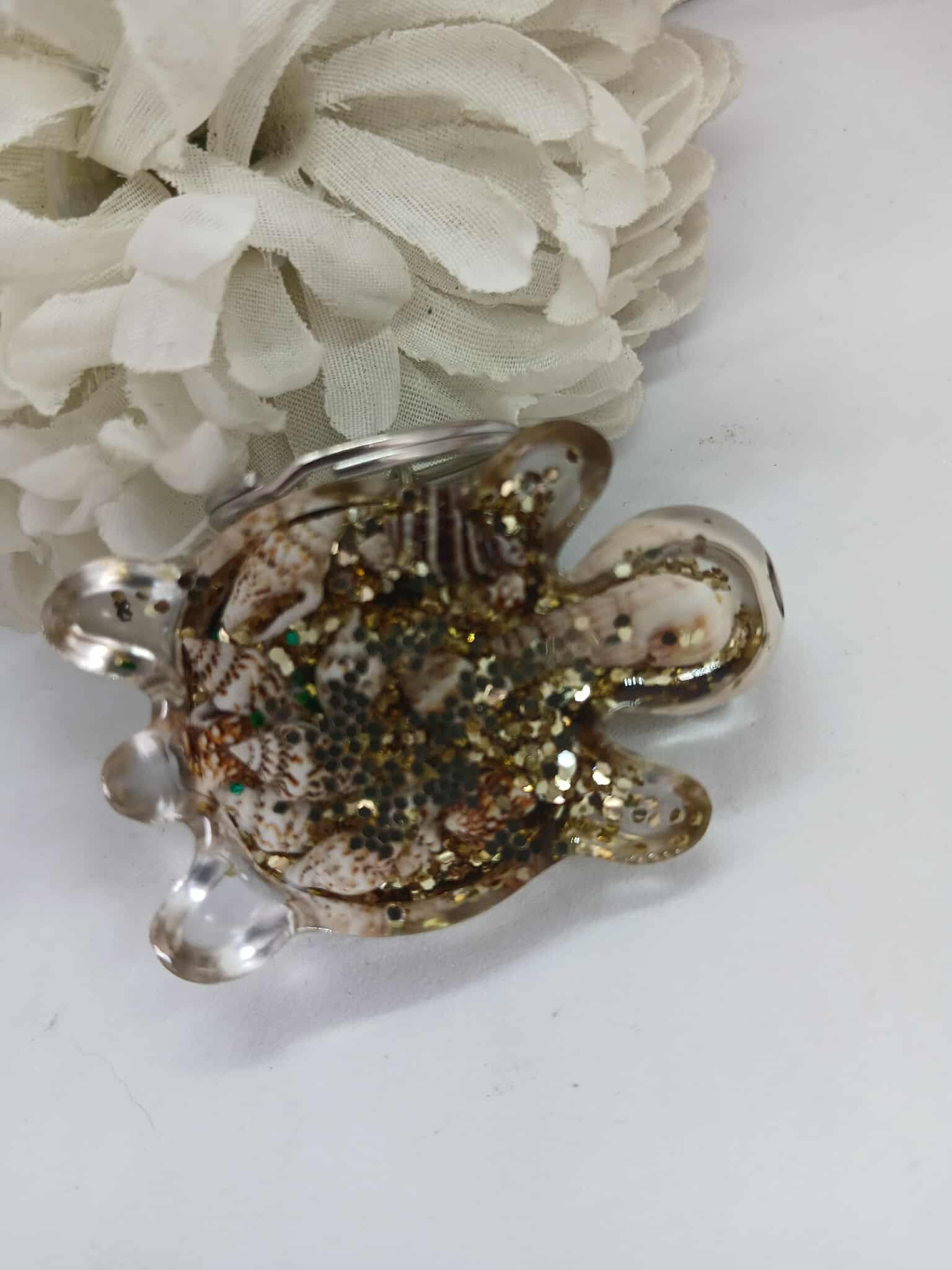 Porte-clés tortue pailletée doré et coquillage
