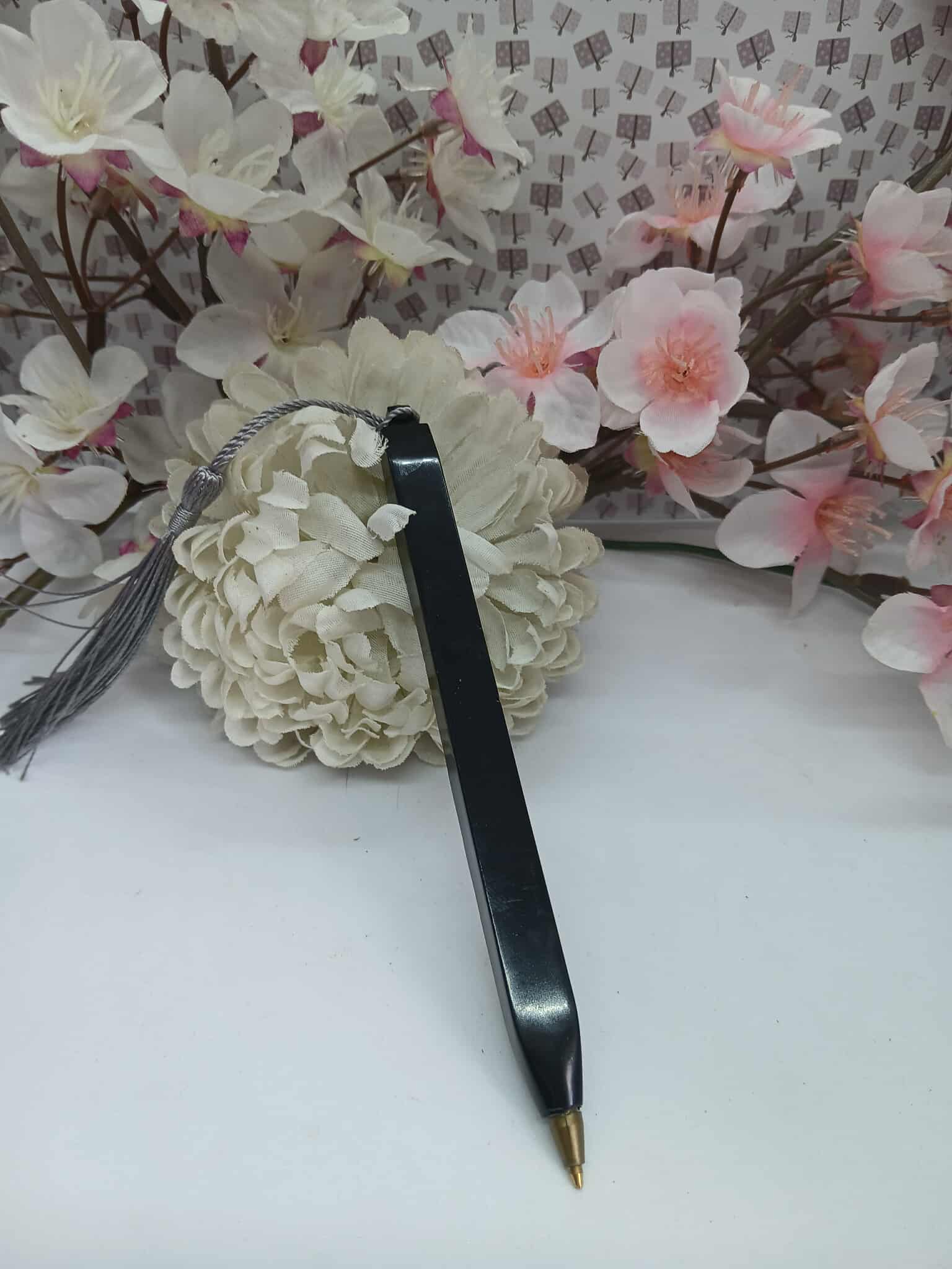 Stylo élégant noir / avec imperfection et mine interchangeable