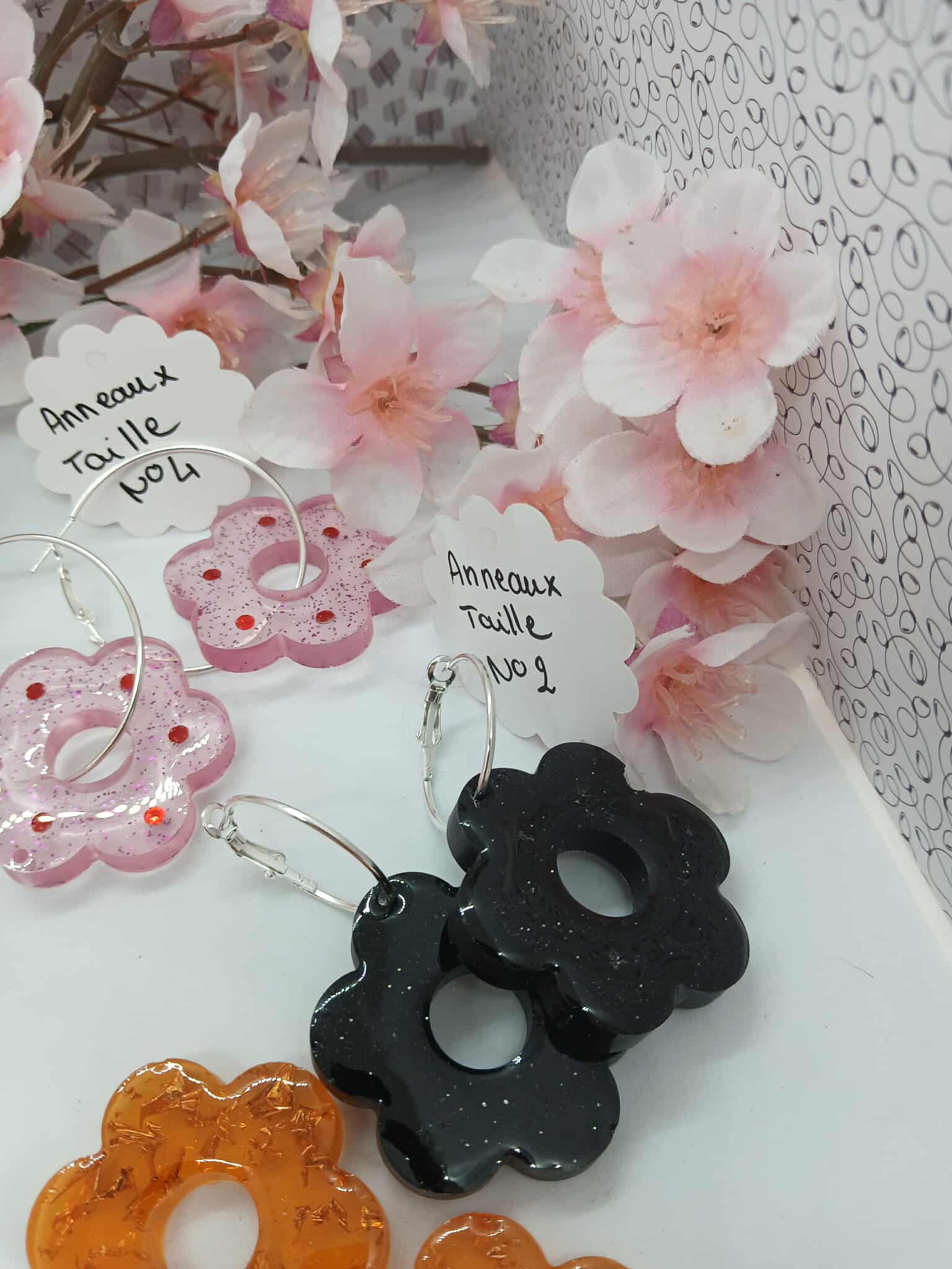 Boucles d'oreilles en forme de fleurs N°7 violette pailleté