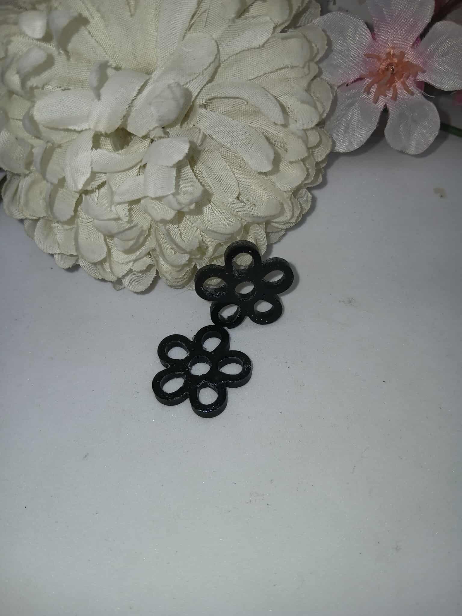 Boucles d'oreilles fleurs 6 trous N°2noirs