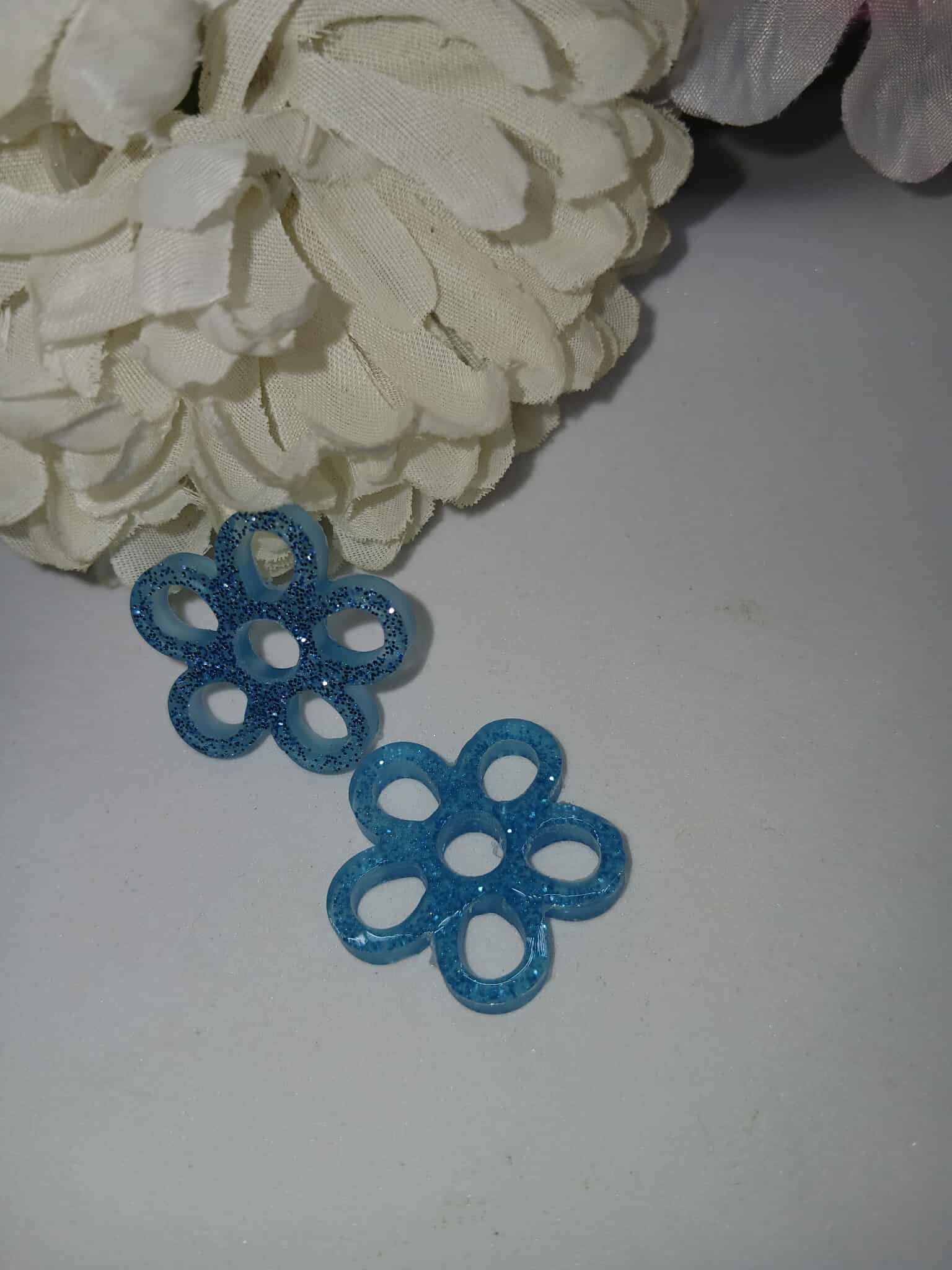 Boucles d'oreilles fleurs 6 trous bleues pailletées