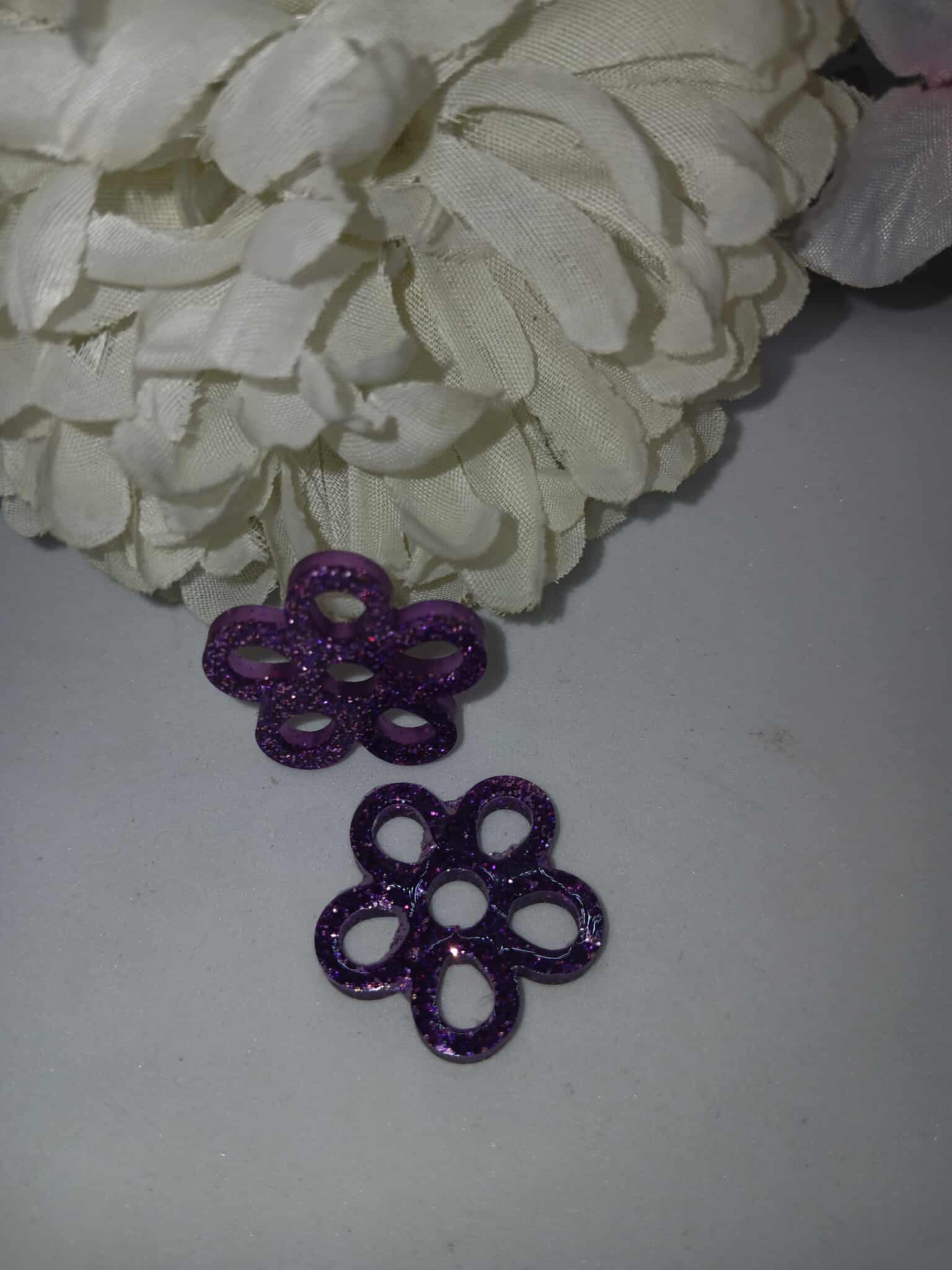 Boucles d'oreilles forme fleur 6 trous violets