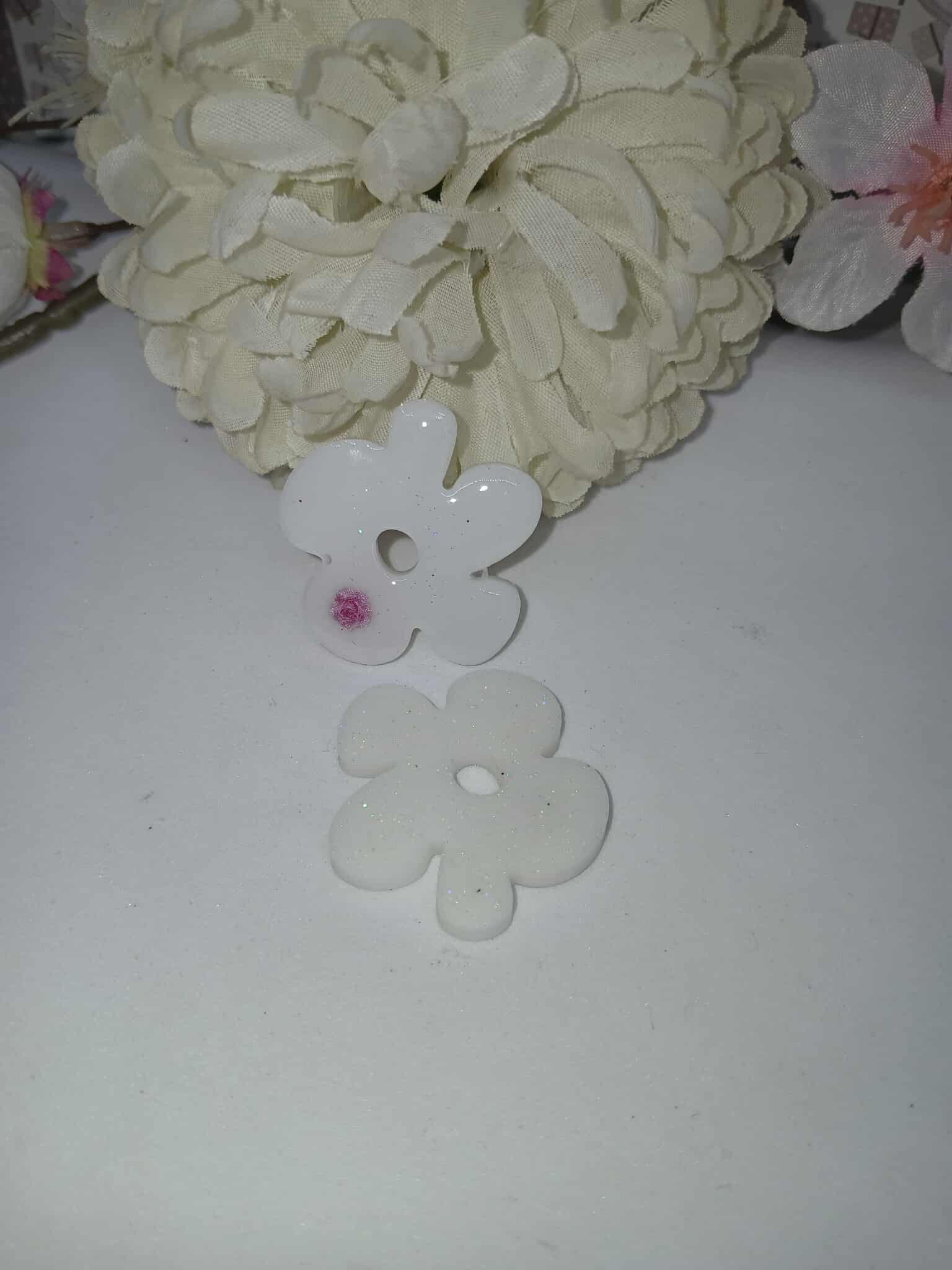 Boucle d'oreilles en forme de nuage blanche incrustation de fleur N°8