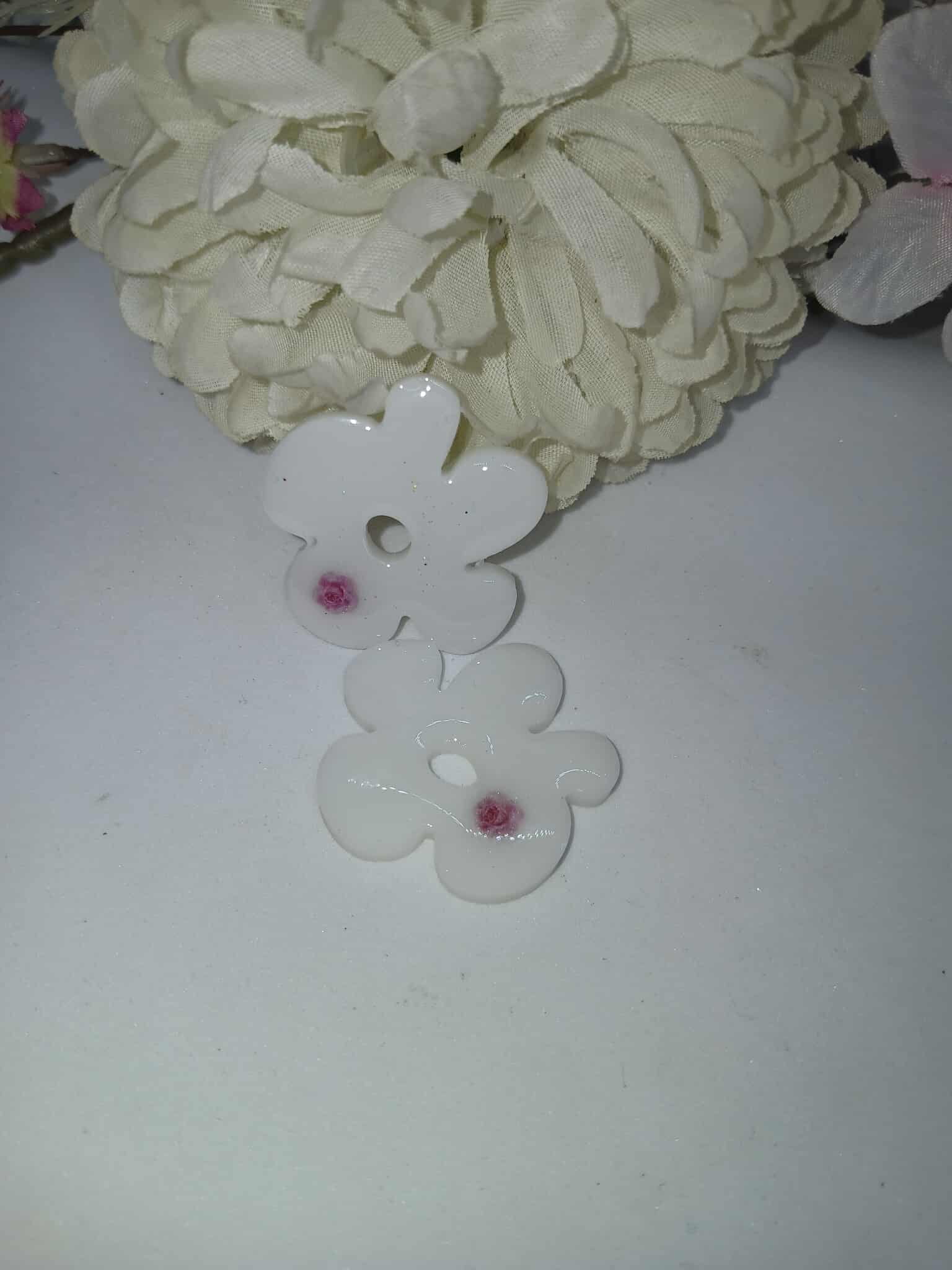 Boucle d'oreilles en forme de nuage blanche incrustation de fleur N°8