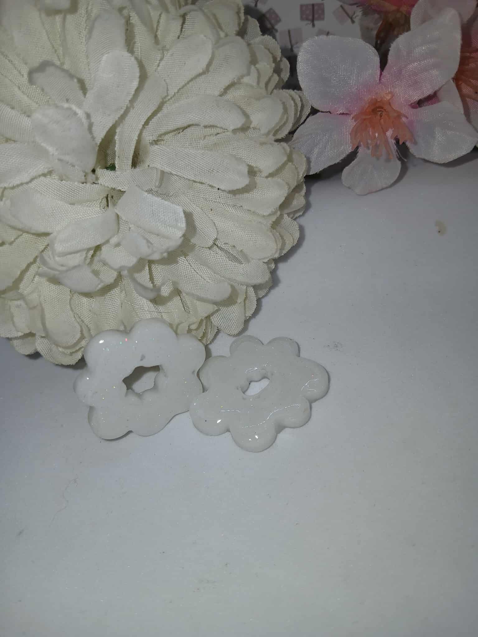 Boucle d'oreilles nuage blanc N°9 avec papillon