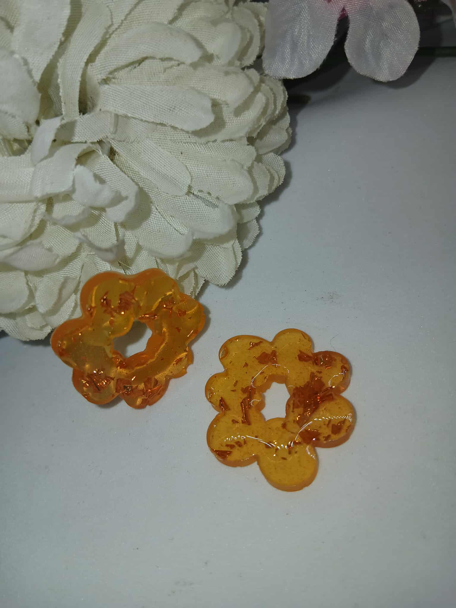 Boucles d'oreilles nuage N°9 en résine orange feuille mordoré