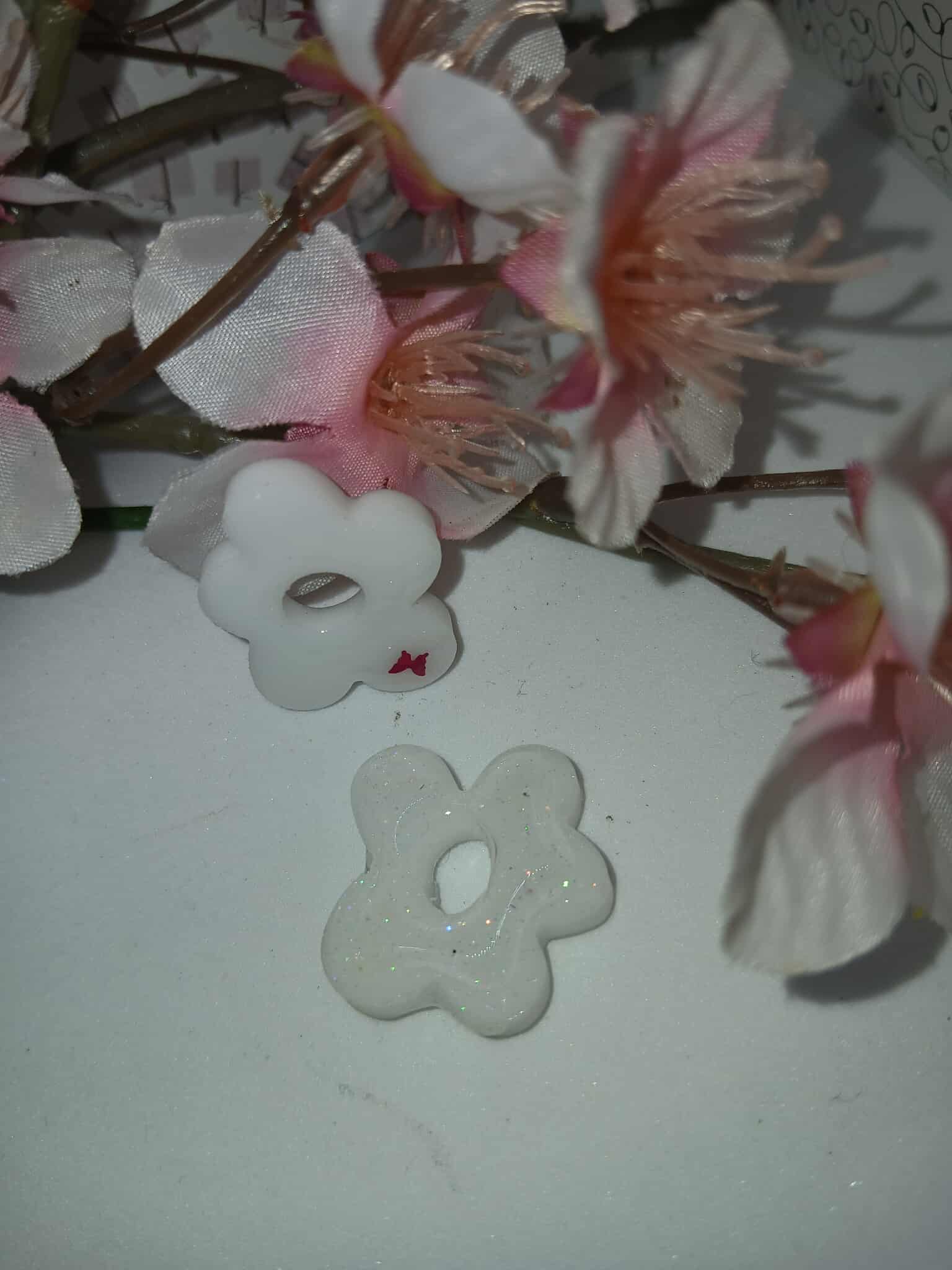 Boucles d'oreilles petit nuage N°1 blanche surmonté d'un papillon