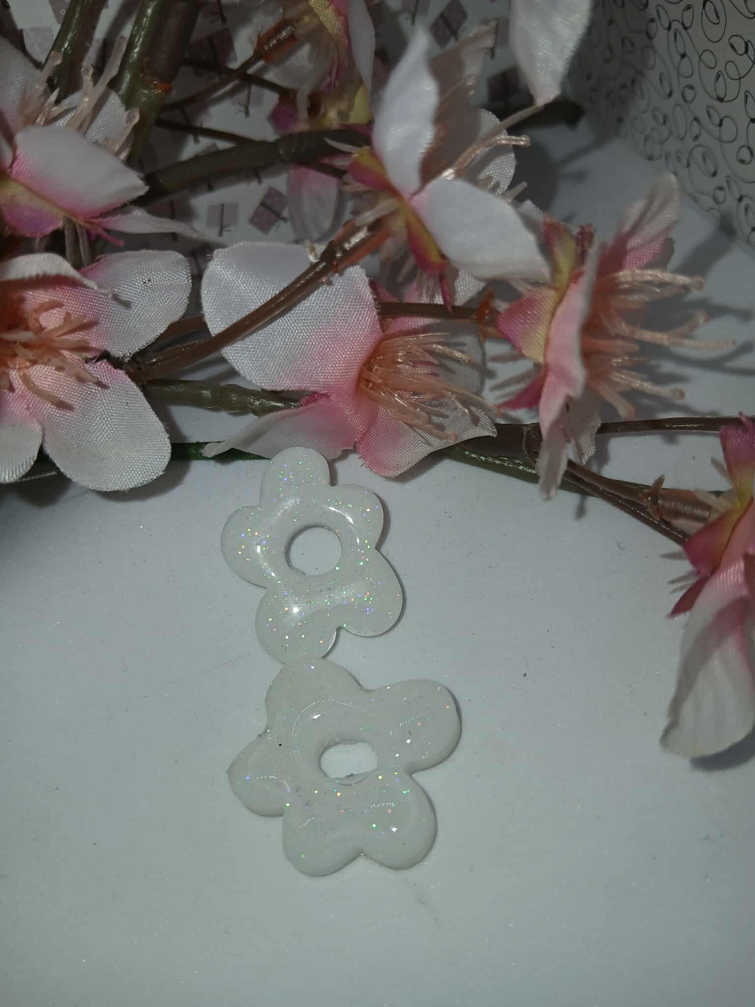 Boucles d'oreilles petit nuage N°1 blanche surmonté d'un papillon
