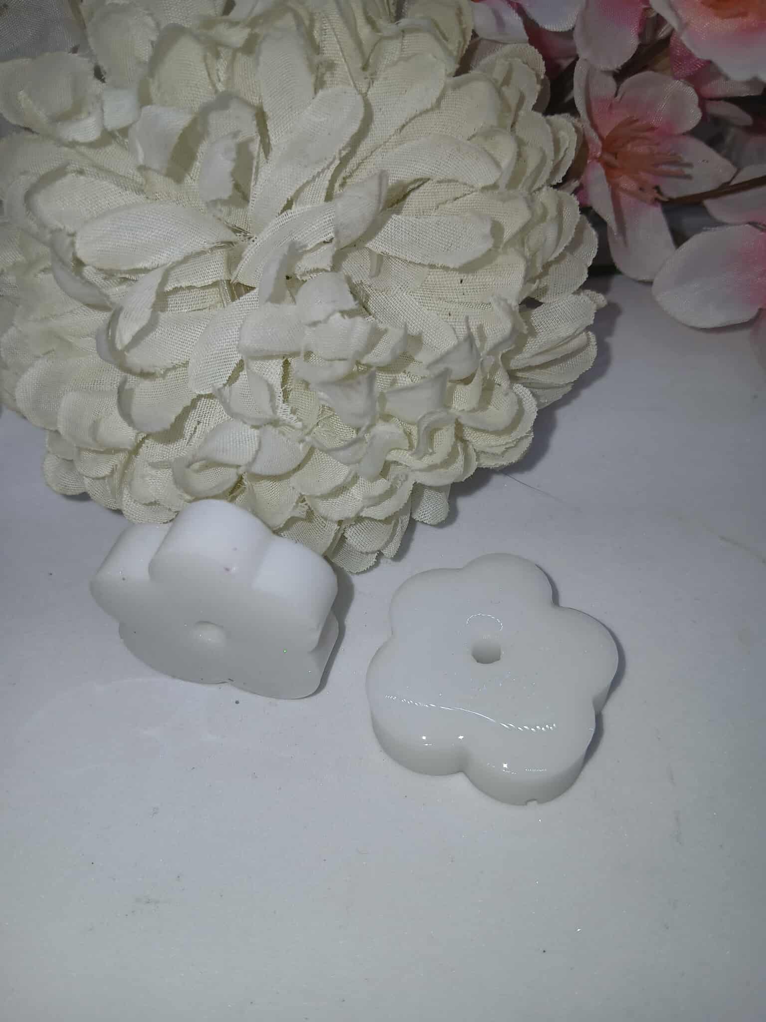 Boucle d'oreille fleur 5 pétales N°10 blanche pailleté