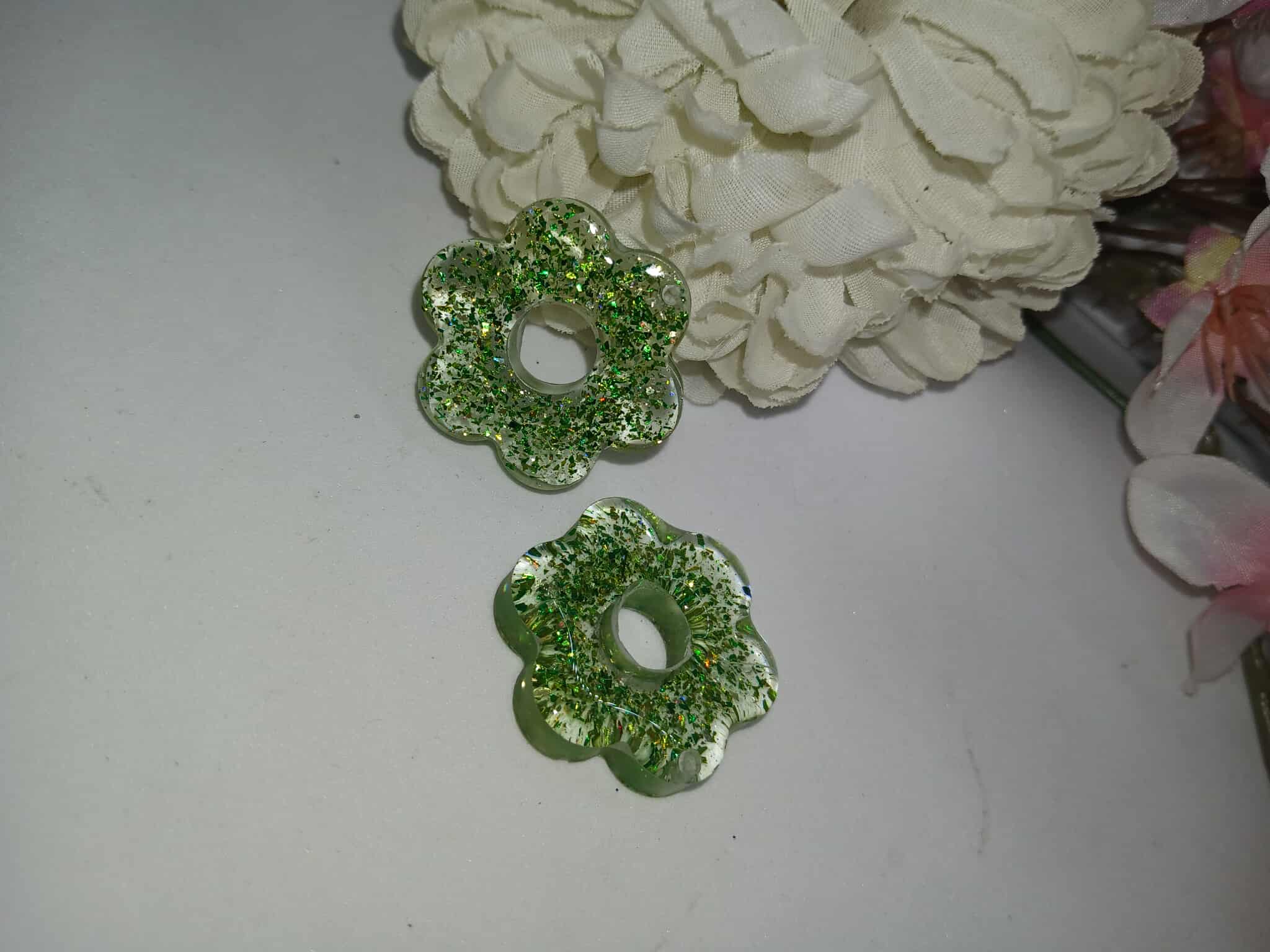 Boucle d'oreille en forme de fleur 6 pétales N°6 vert pailleté