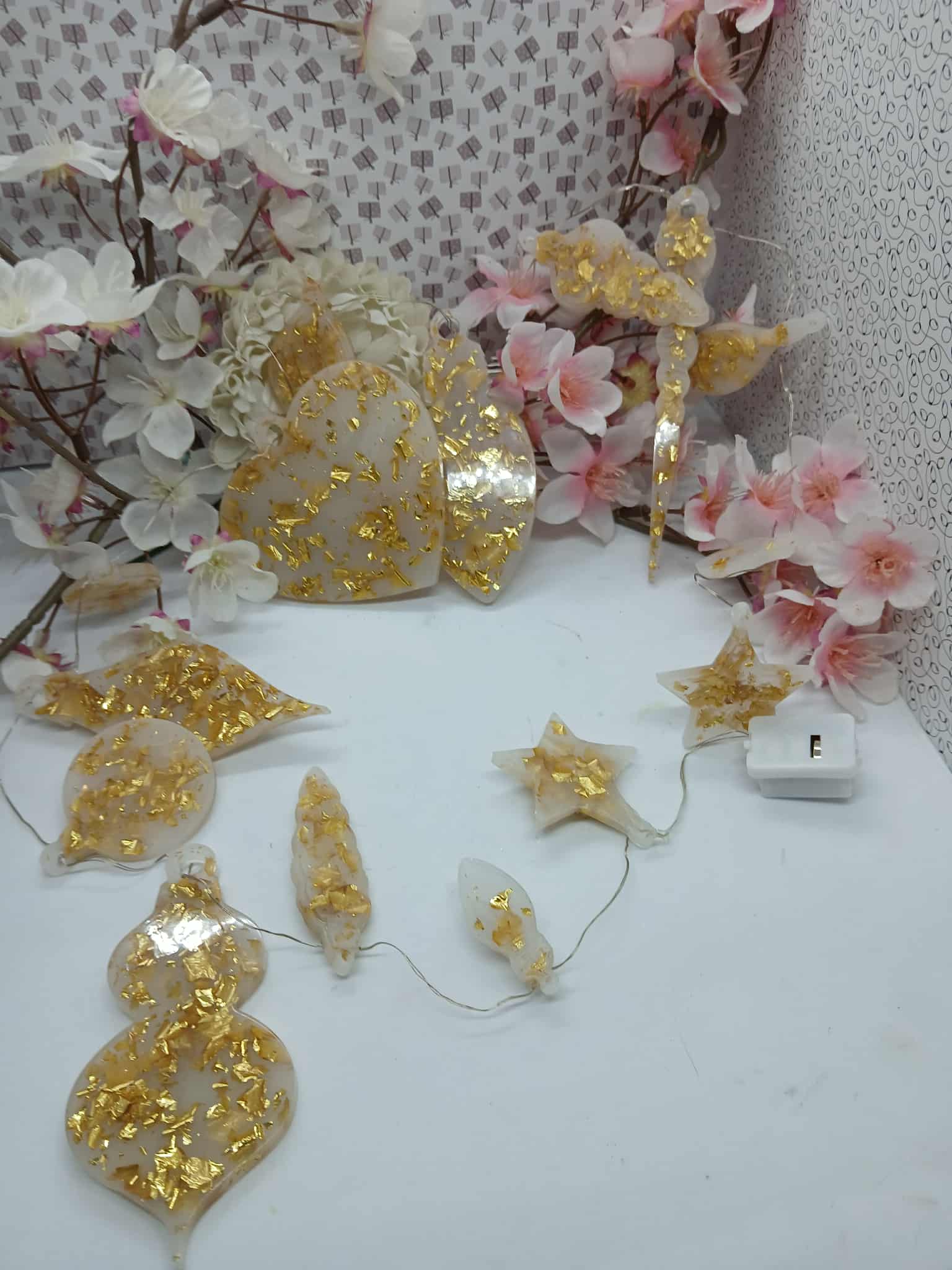 Guirlande décorative en résine blanc et feuille dorée
