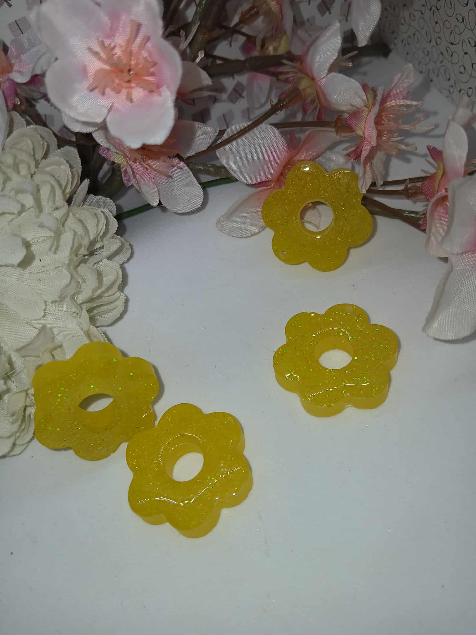 Boucles d'oreille en forme de fleur 6 Pétales N°6 jaune pailleté