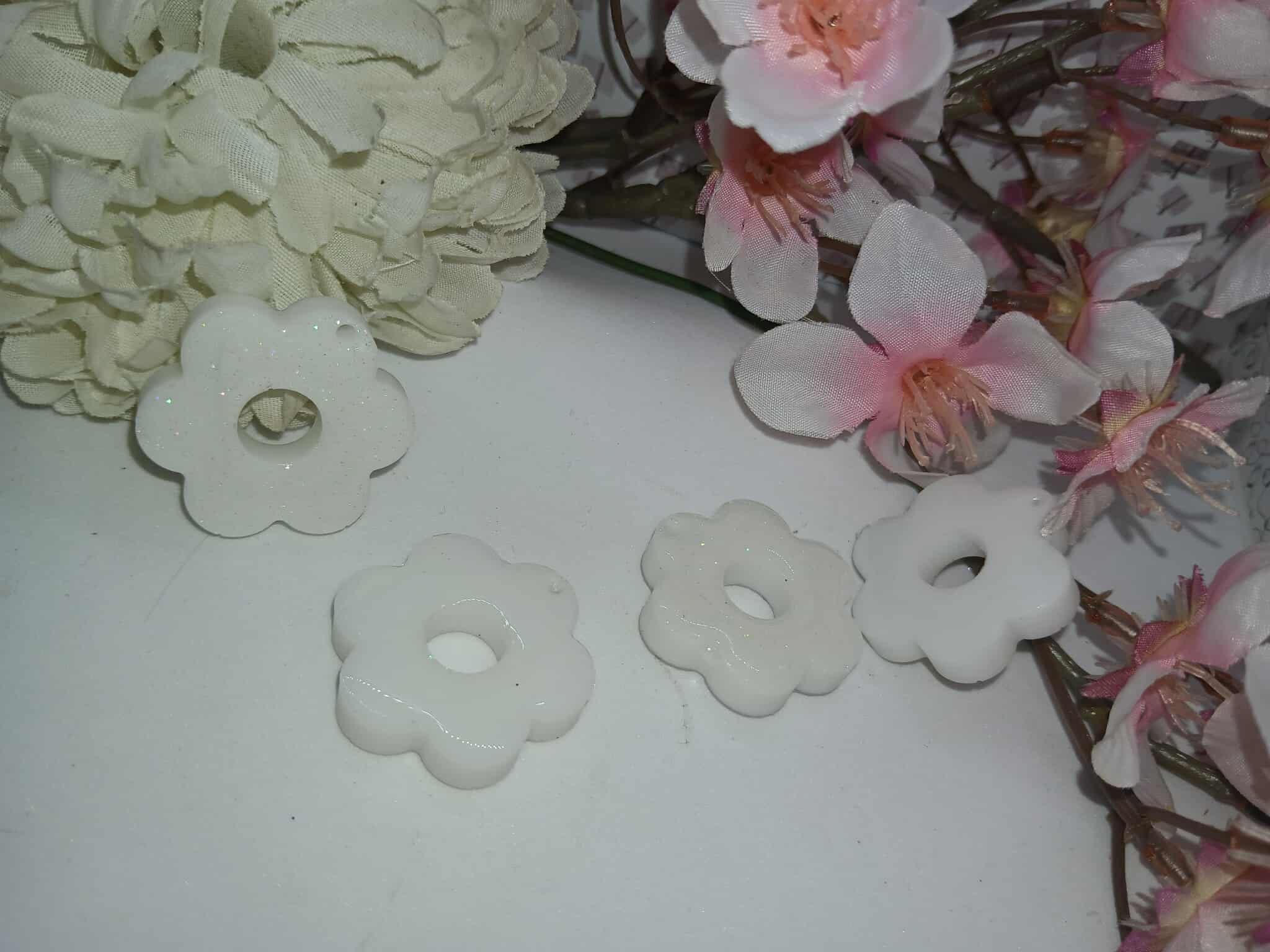 Boucle d'oreilles en forme de fleurs 6 Pétales N°6 blanche pailletés