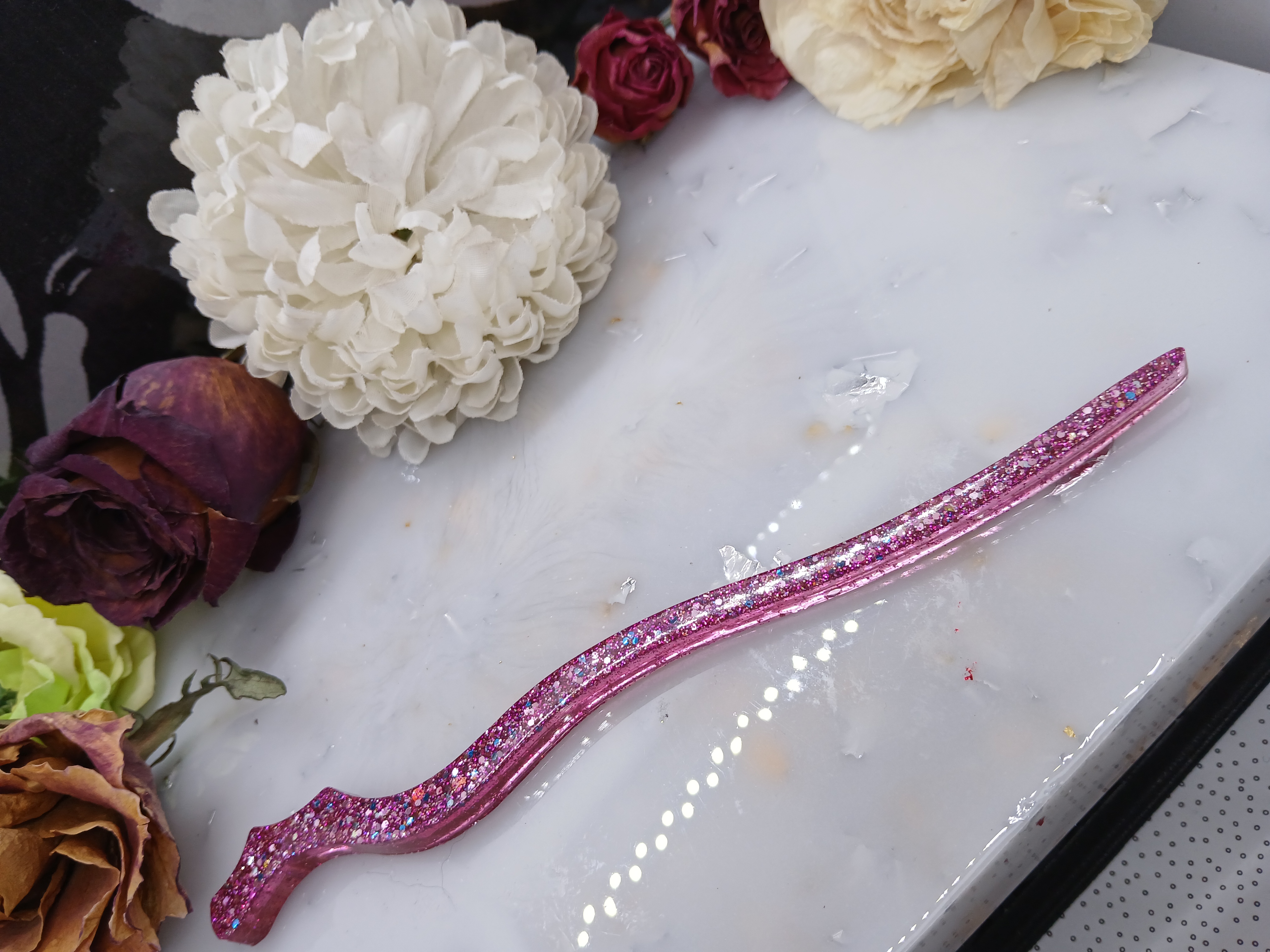 Pic à cheveux rose pailletée