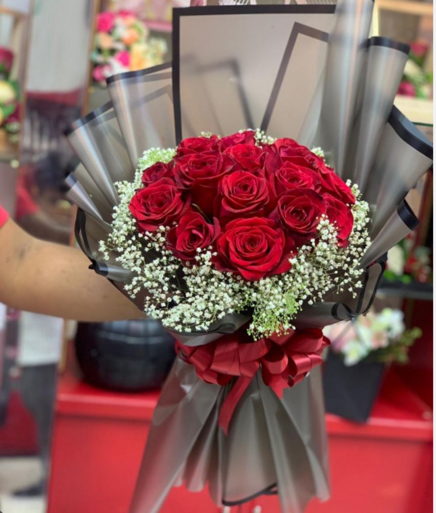 Bouquet  de 20 roses avec garniture
