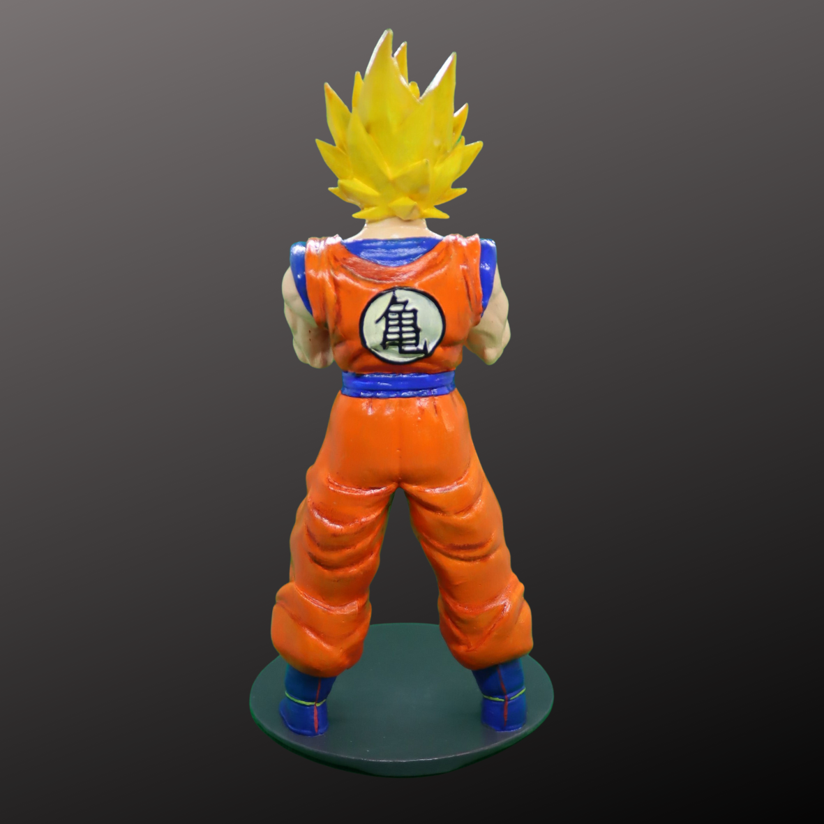 Goku porte manette, lunettes, ...