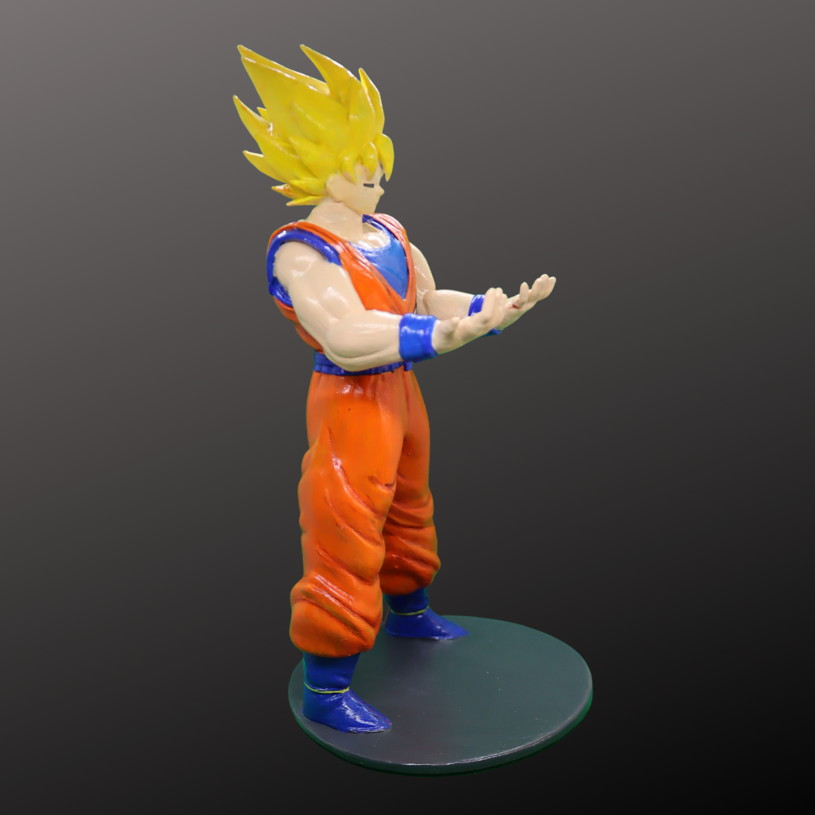 Goku porte manette, lunettes, ...