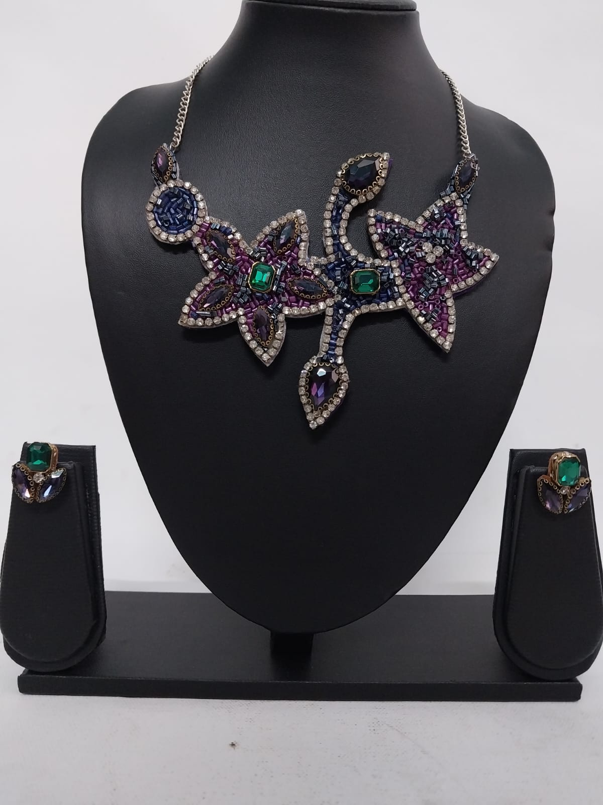 Necklace with Earrings made of Stones and Beads