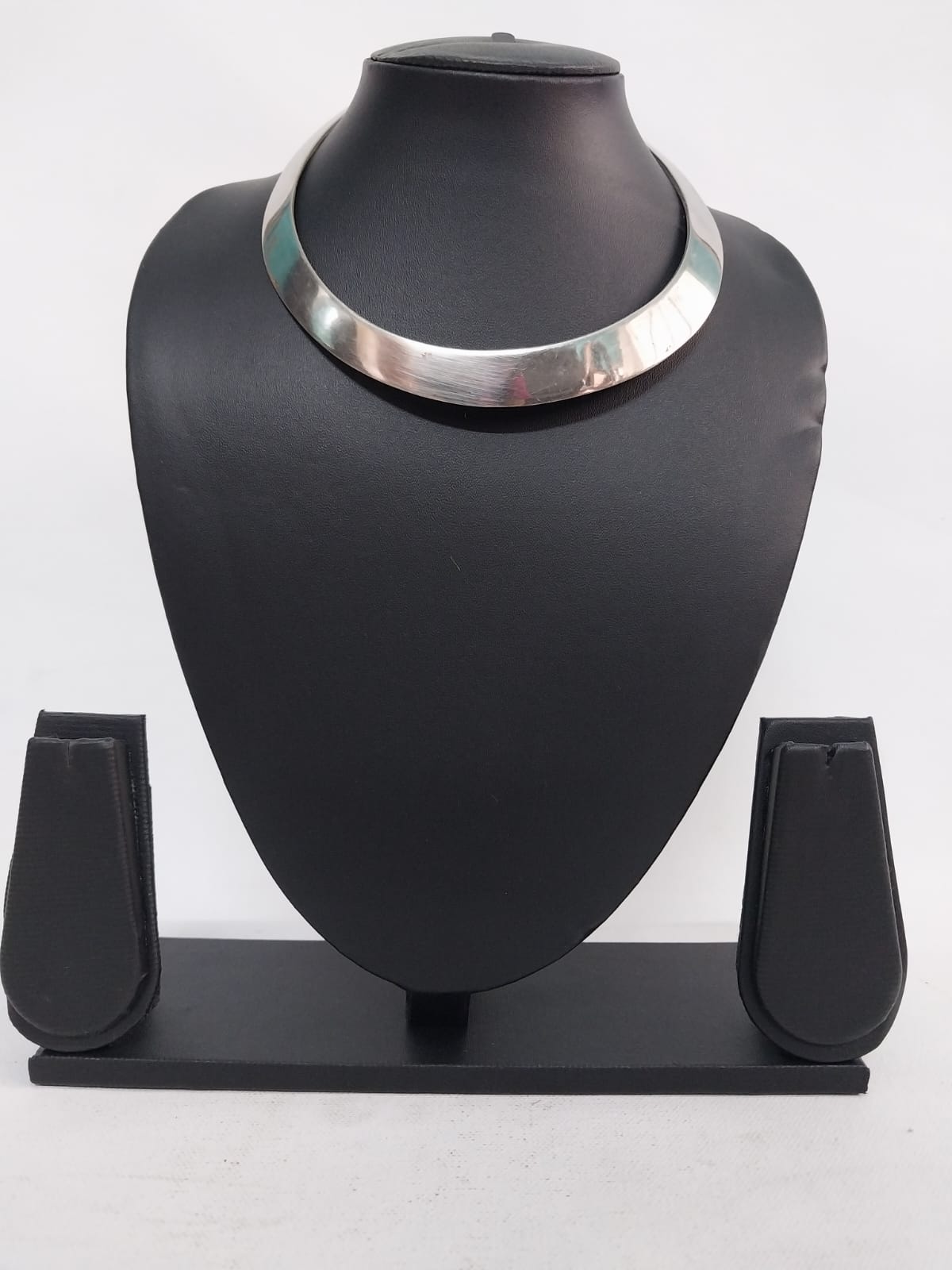 Steel Elegance: Embrace the Uniqueness of Our Necklace