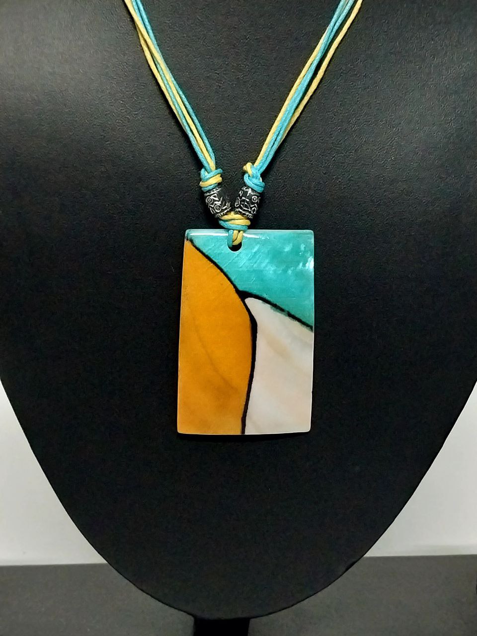 Stylish Necklace with Earrings made of Seashell