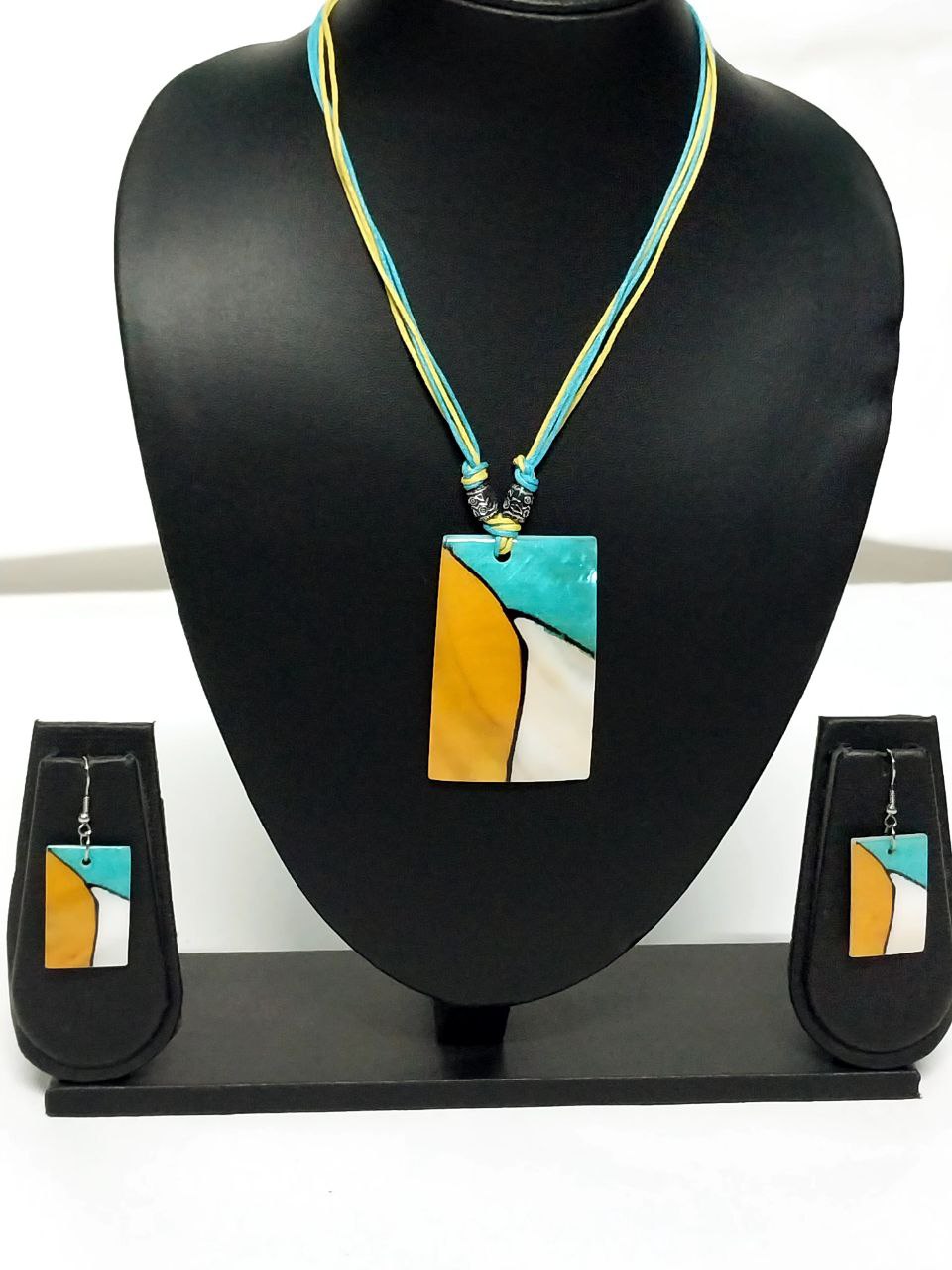 Stylish Necklace with Earrings made of Seashell