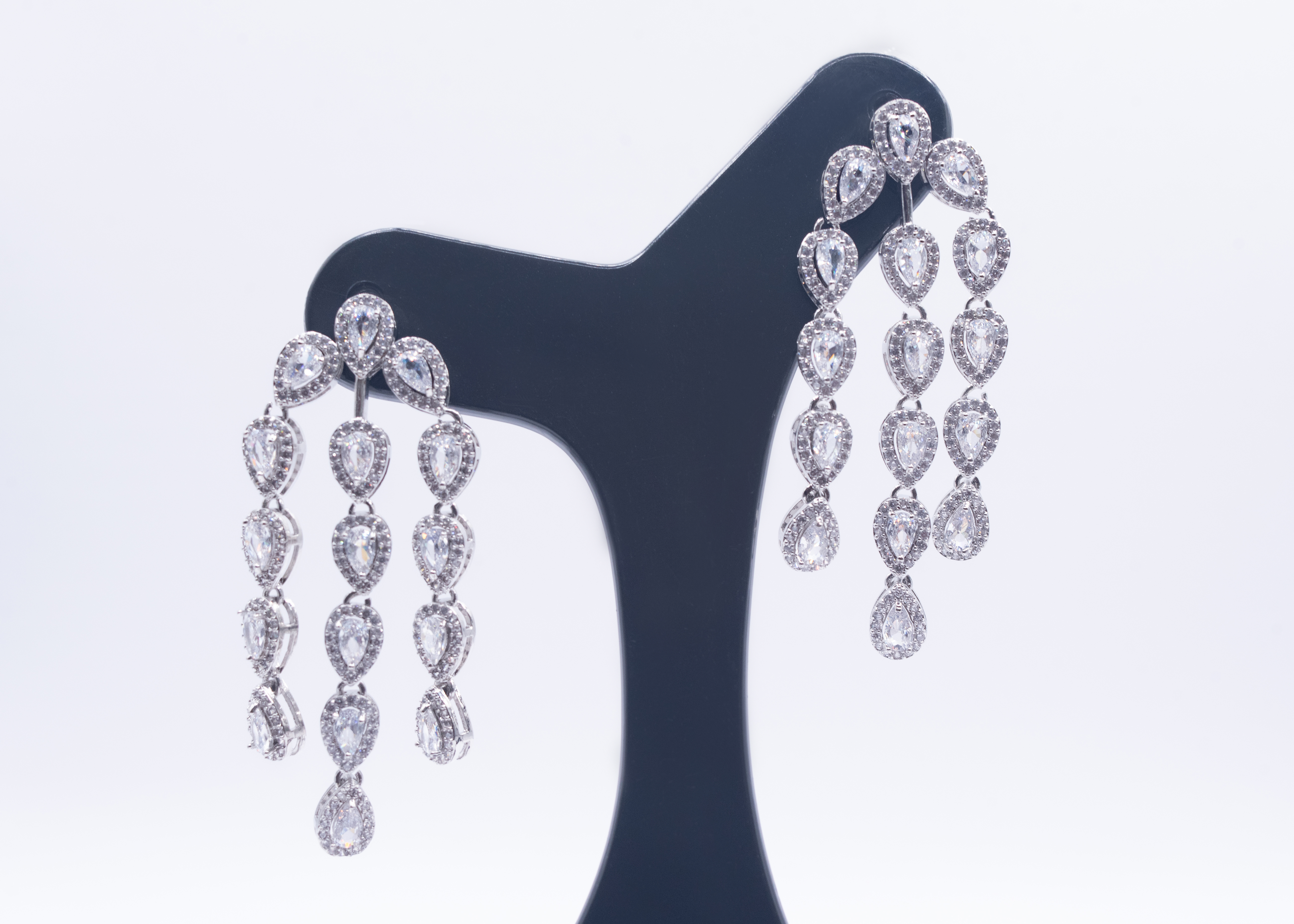 Brinco Zircônias luxo  