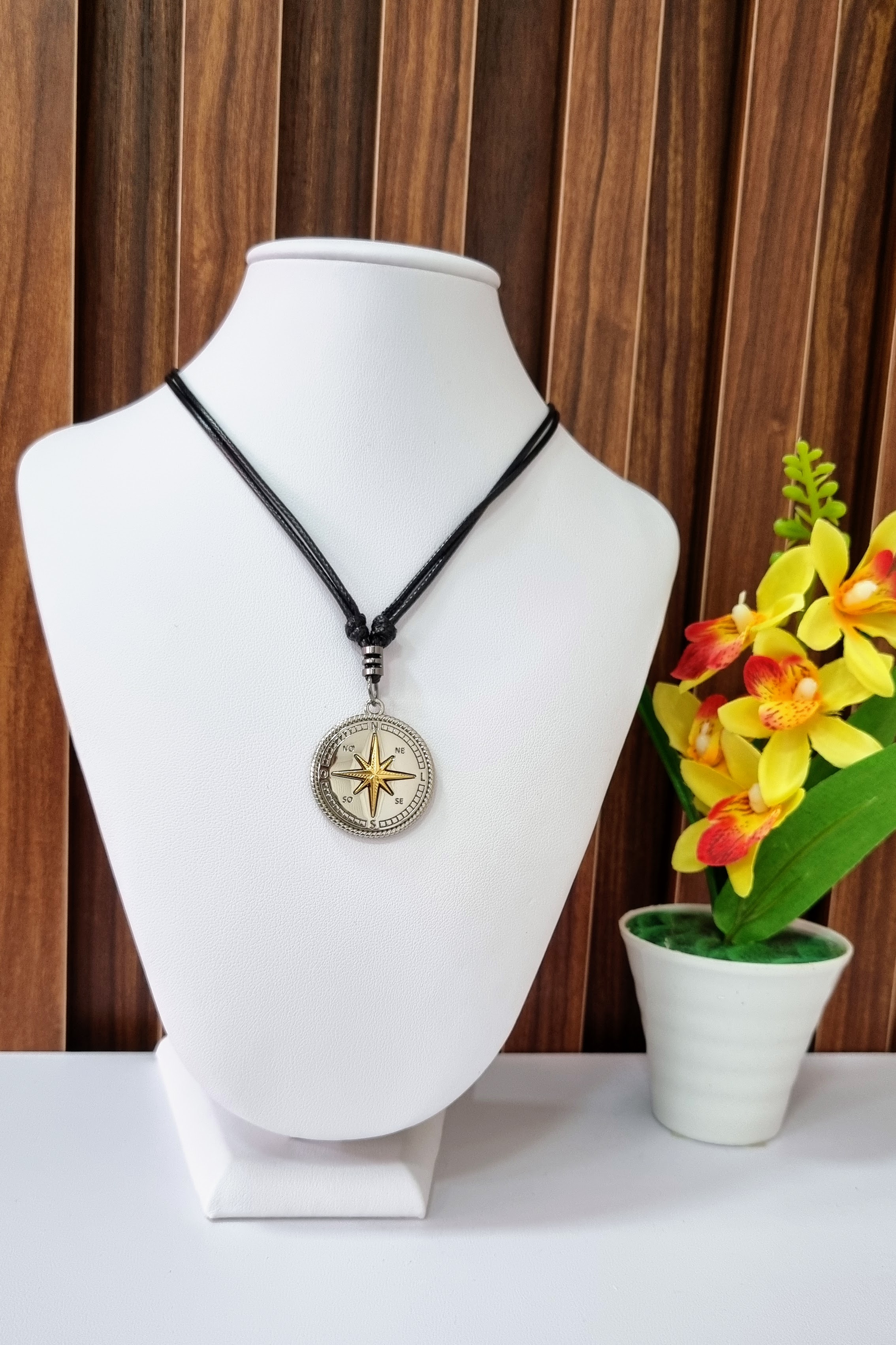 Colar De Couro  Bussola metal 