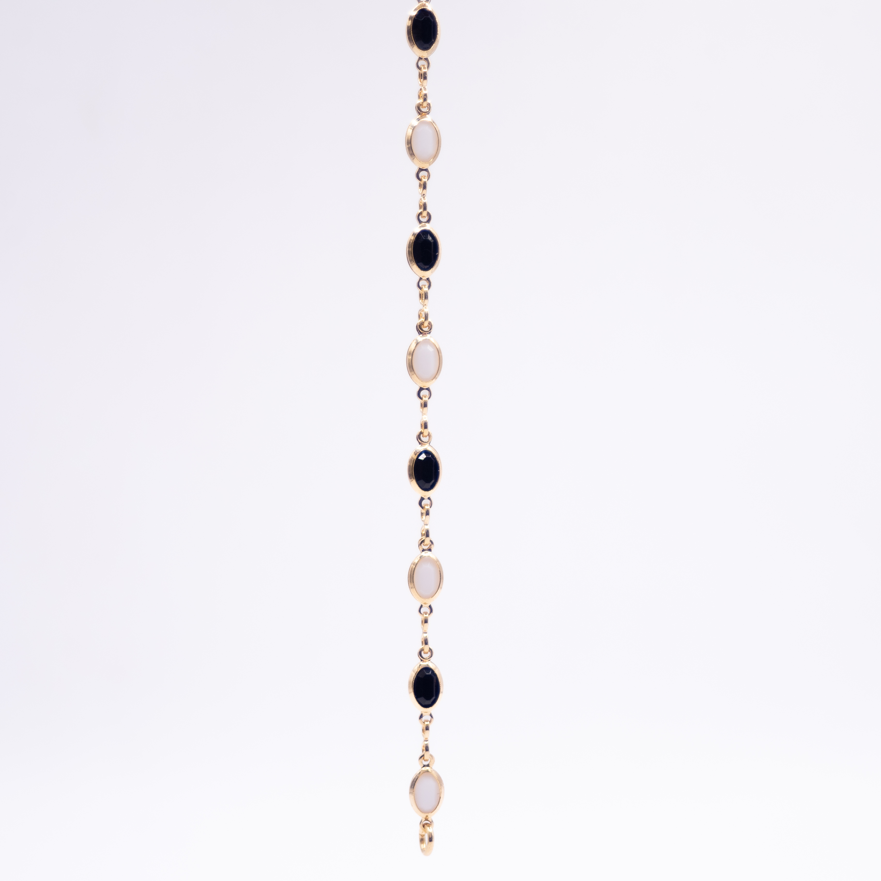 Pulseira Preto e Branco  Banhada ouro 18k 