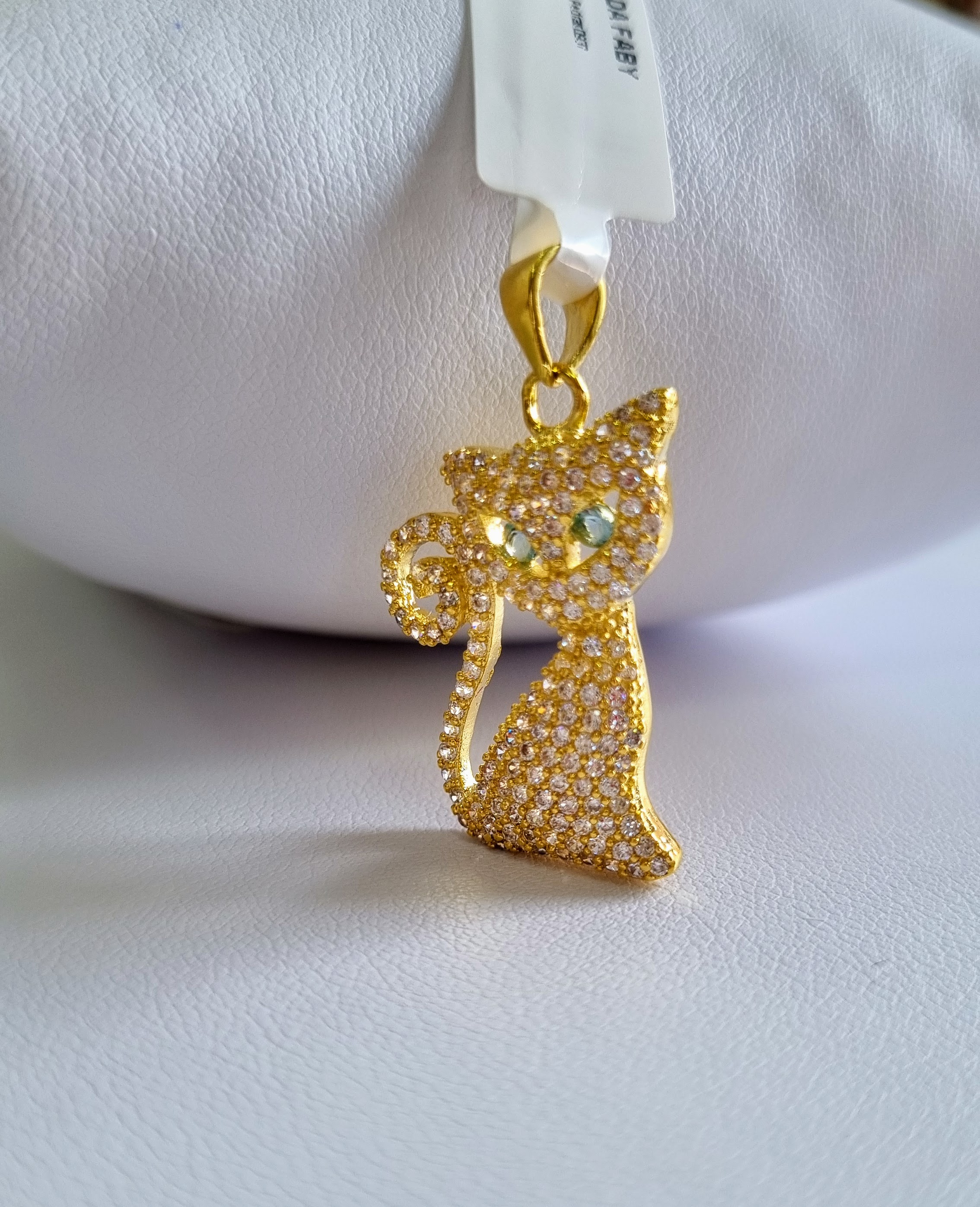 Gata Cravejada com Pedras Zircônias 