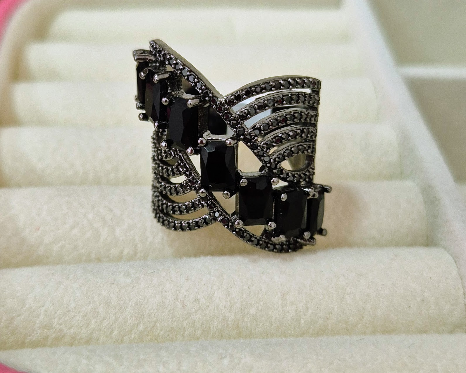 Anel max com Pedras negras 