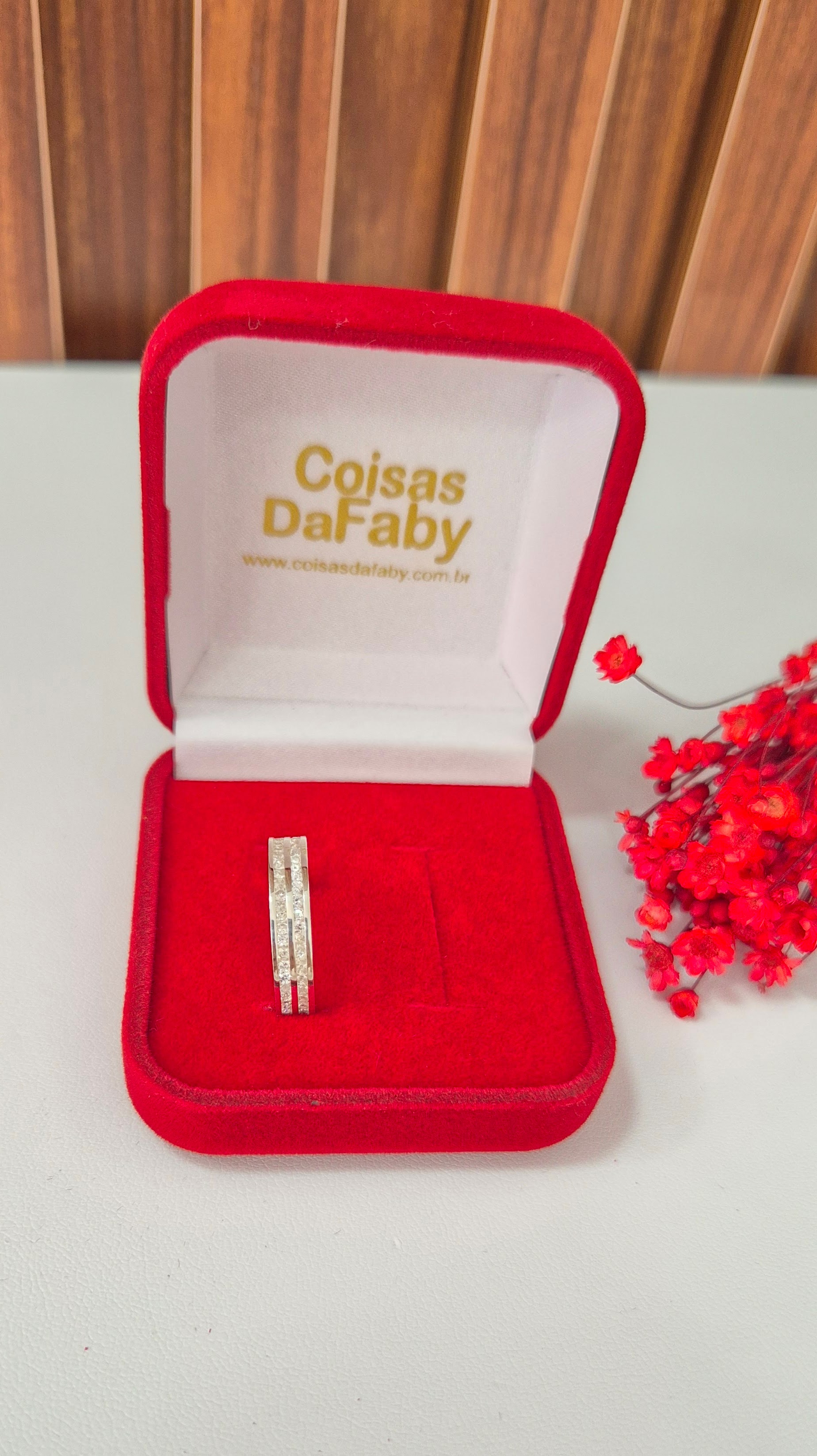 Aliança Com Pedras Cravejadas