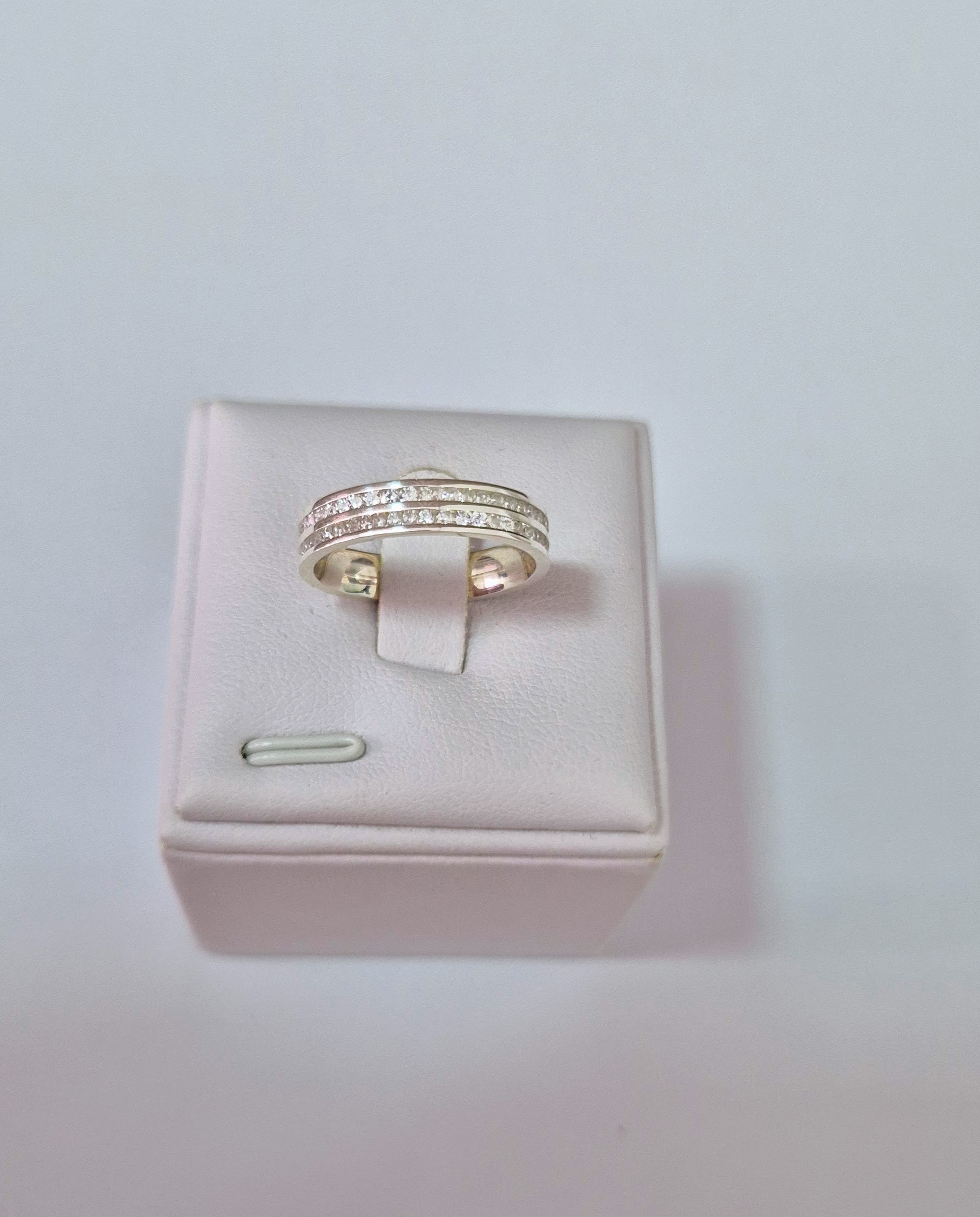 Aliança Com Pedras Cravejadas